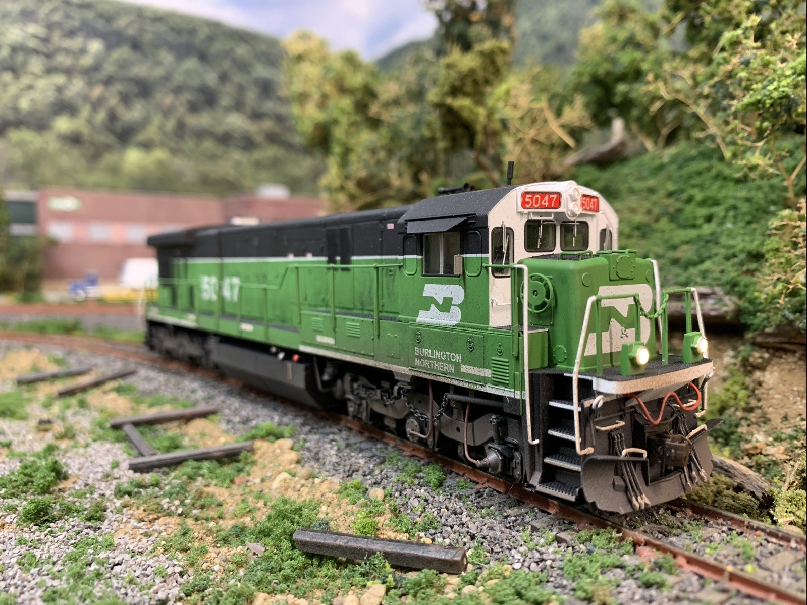Rapido HO Burlington Northern C33-7 C36-7 #5047 DCC Sound Weathered BN BNSF