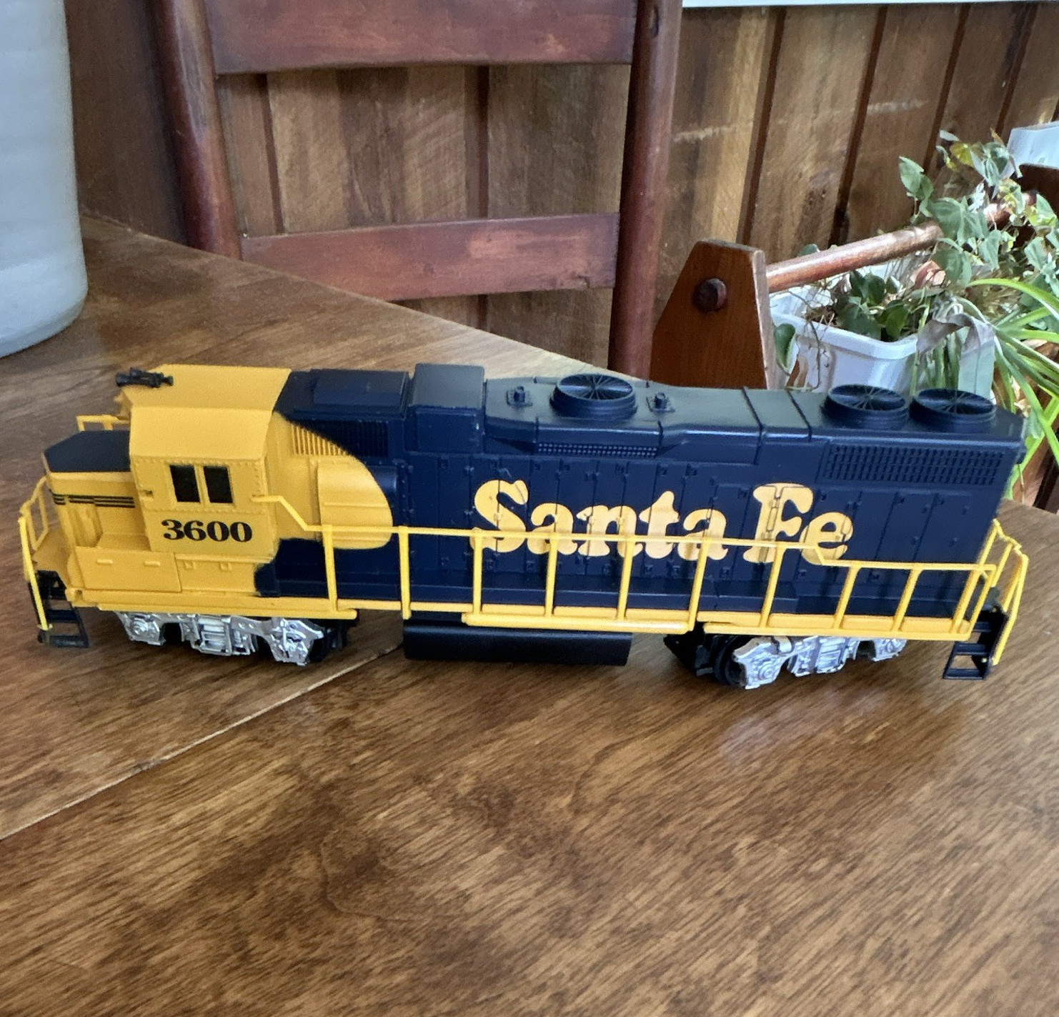HO Scale Santa Fe EMD GP38-2 Locomotive 3600 20497