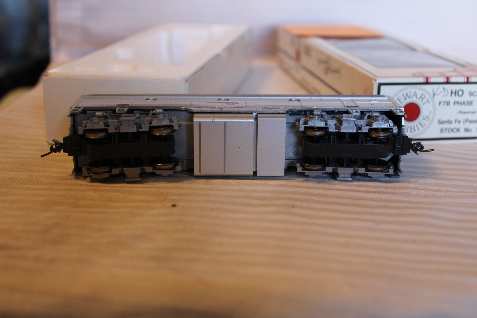 HO Scale Stewart, F7B Phase 1 Early Diesel Loco Santa Fe Silver no # – 9061 KD