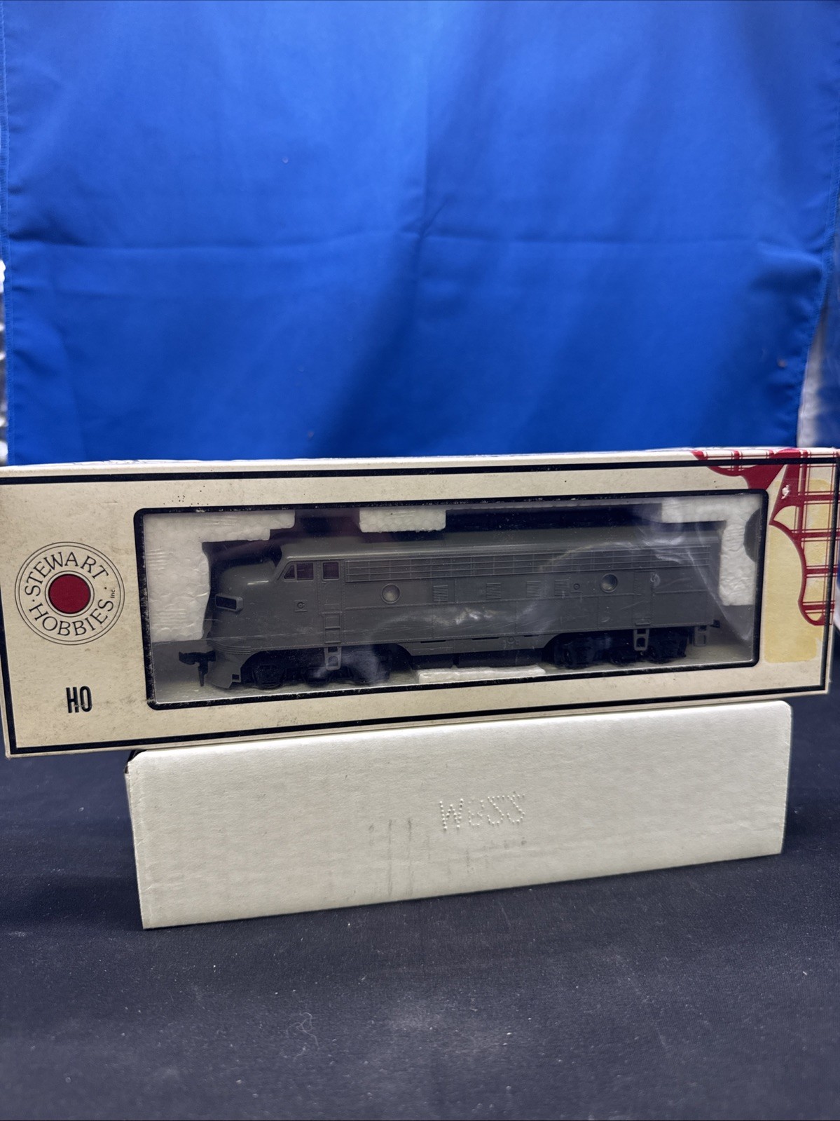 HO SCALE STEWART HOBBIES 8400 F3A PHASE IV DIESEL LOCOMOTIVE – UNDECORATED