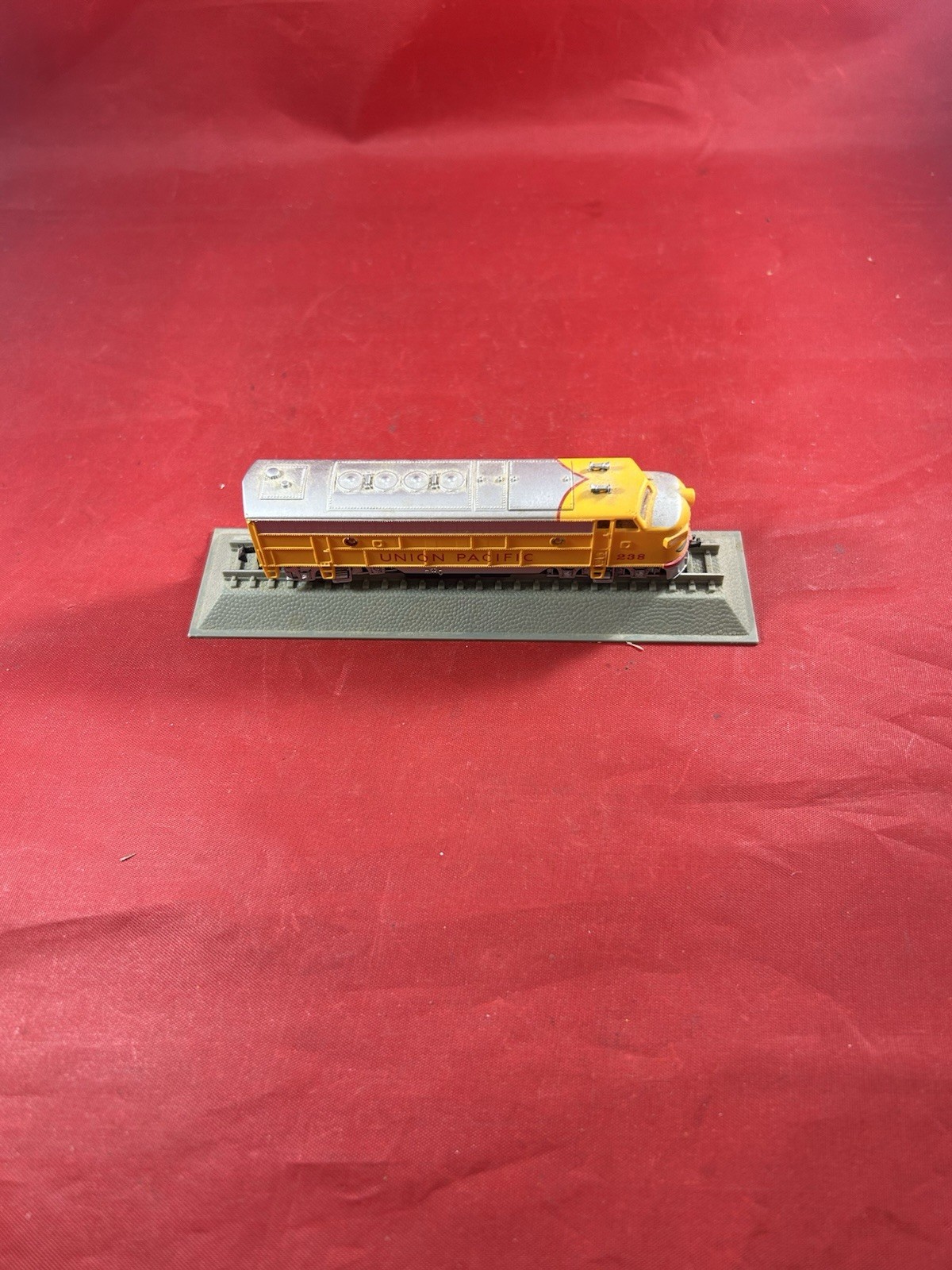 Union Pacific E7 N Scale Diesel Locomotive Yellow Silver Plastic Del Prado