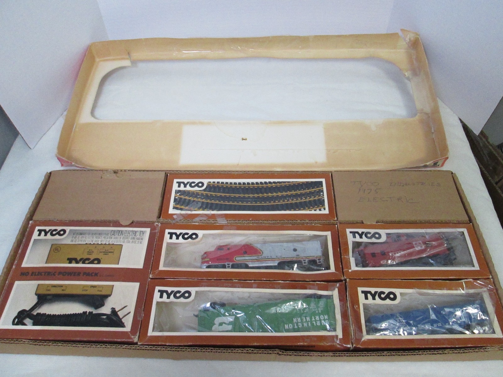 Vintage 1975 Tyco HO Scale Santa Fe Electric Train Set w brochure & price list