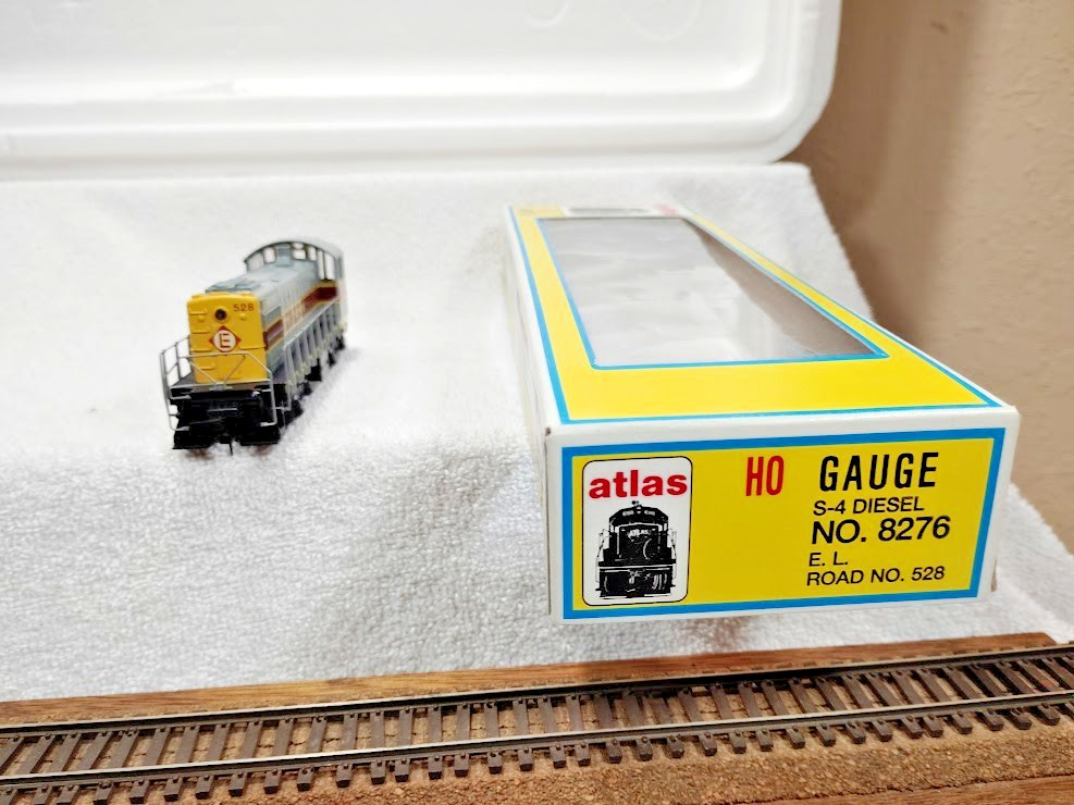 HO Scale Atlas # 8276 Erie Lackawanna S-4 Diesel Powered Locomotive #528 & Box
