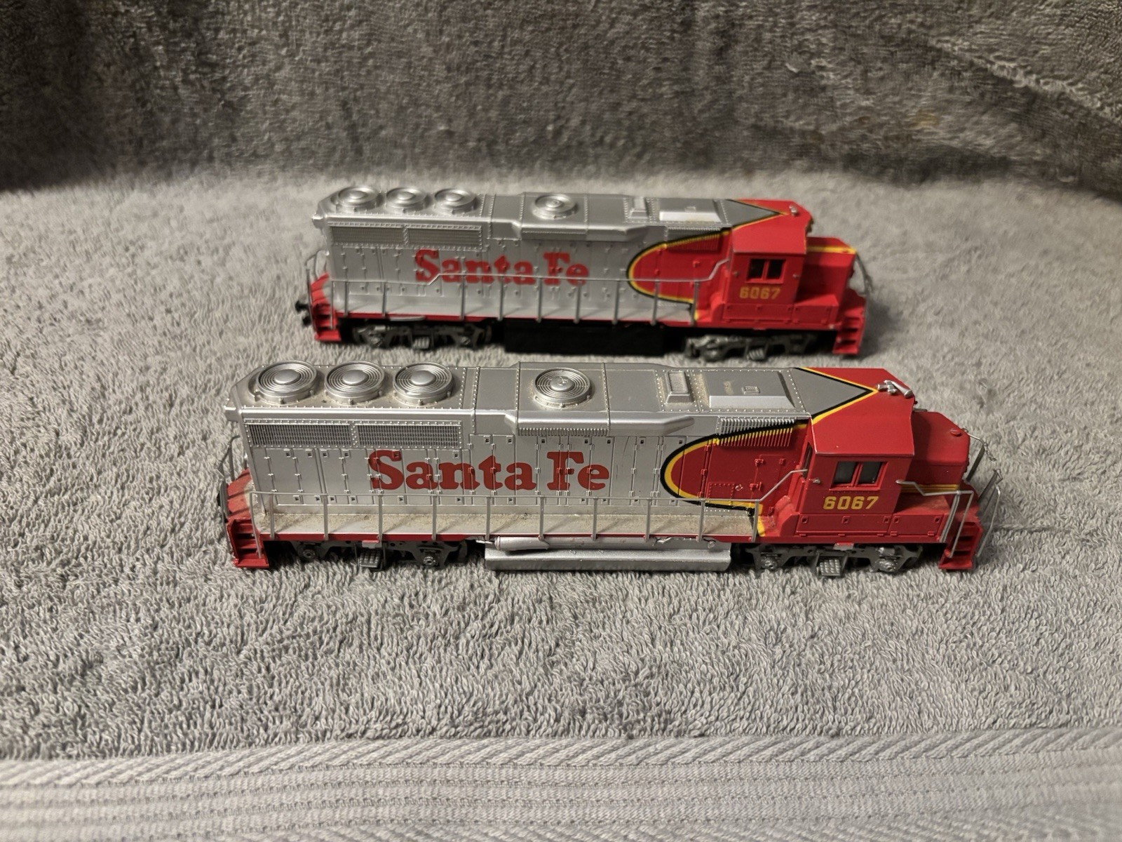Lot Of 2 HO Scale Bachmann Santa FE 6067 Trains Come Apart See Description