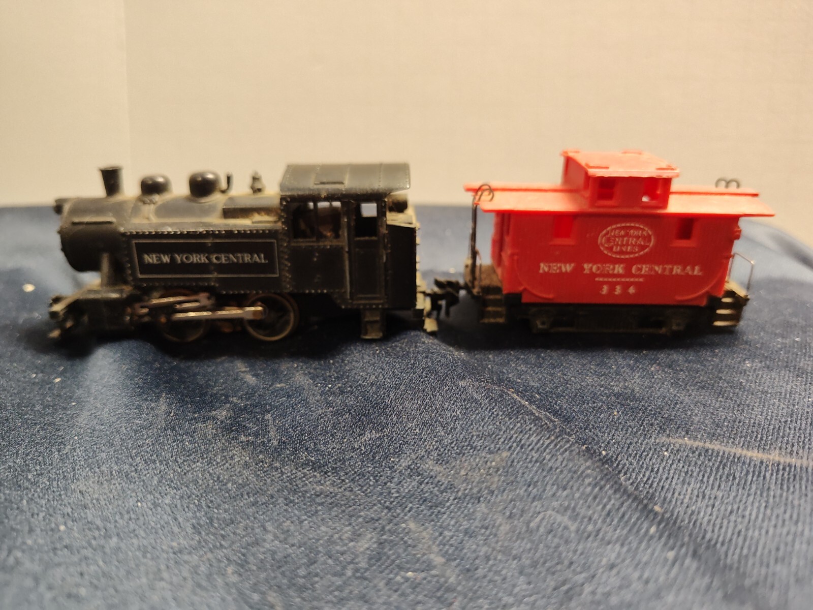 HO scale New York Central locomotive 3975 all metal. and matched plastic caboose