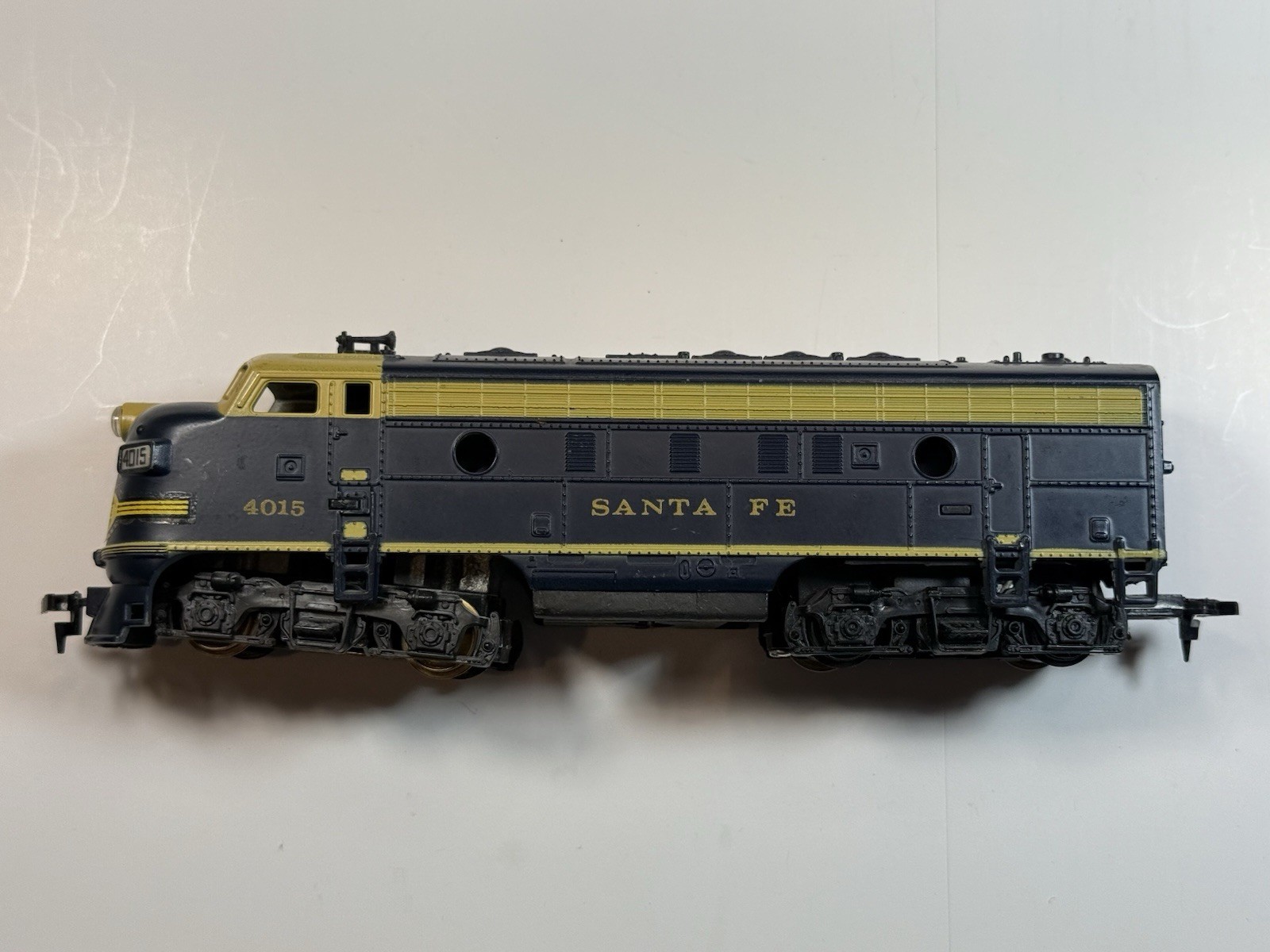 HO Scale Santa Fe F Series Blue/Yellow Locomotive #4015 DC