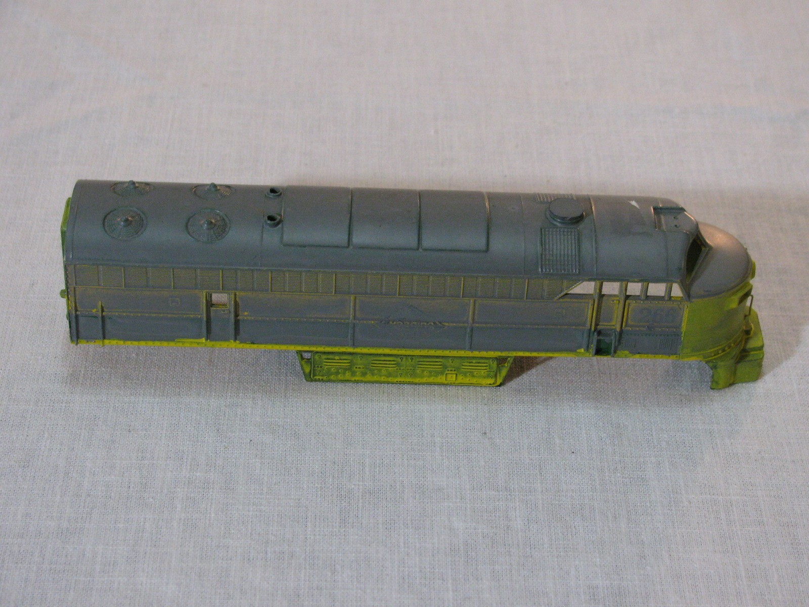 Vtg HO Scale Diesel Locomotive Shell ONLY,Unlettered No #,Yellow/Gray,Unmarked r