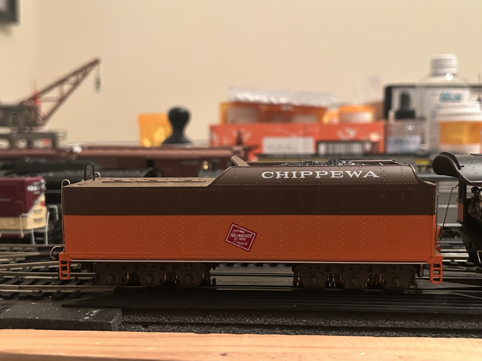 HO SCALE-MILWAUKEE ROAD “CHIPPEWA” 4-6-2 ENGINE #5087+TENDER -RIVAROSSI AHM