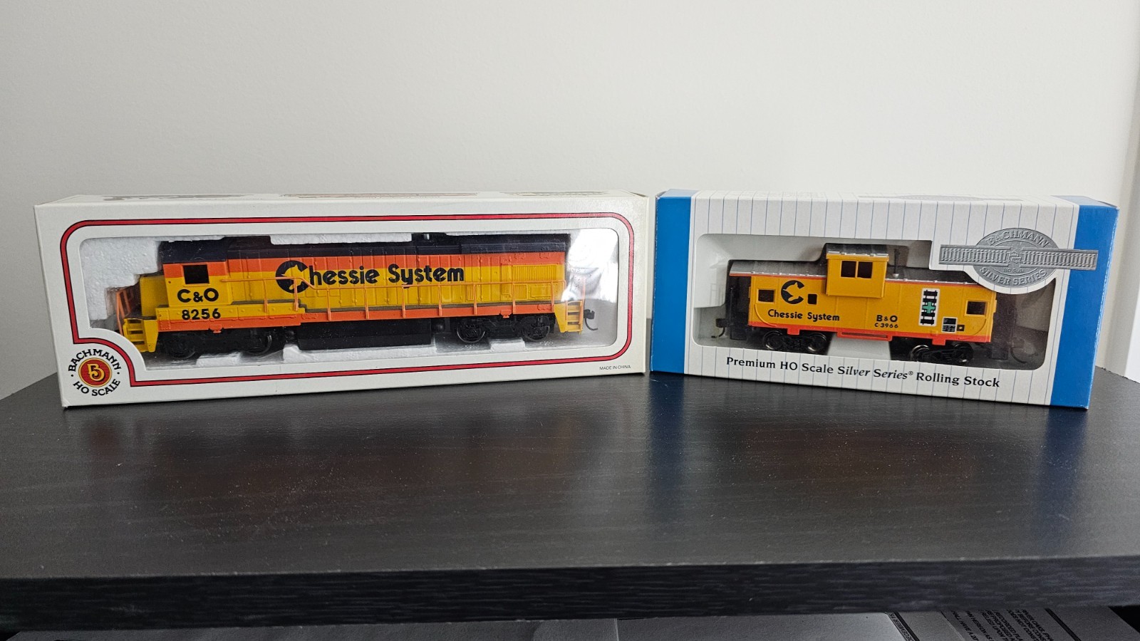 Bachmann EMD GP-18 Diesel HO Locomotive, C&O Chessie System #8256 & Caboose Set
