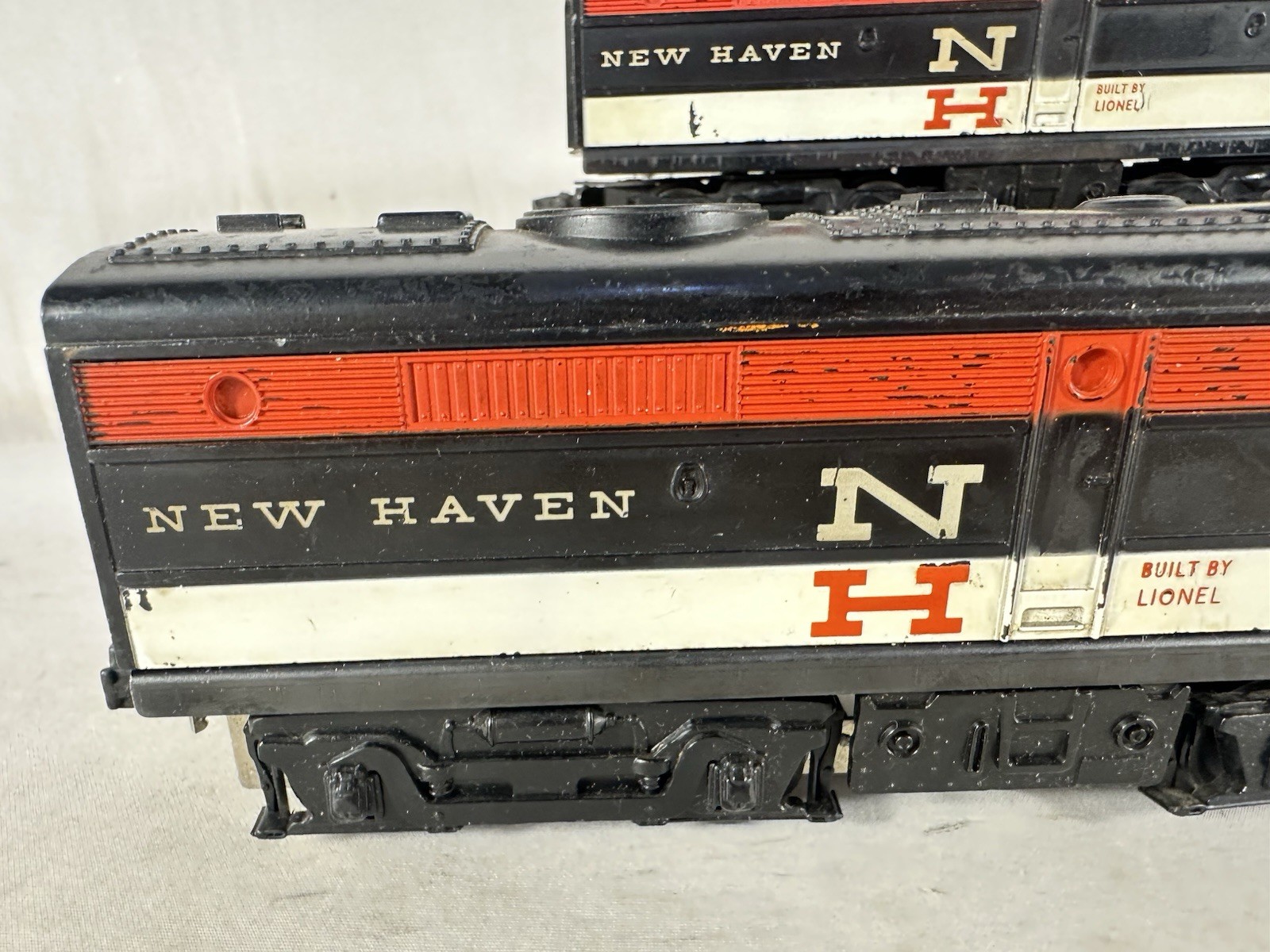 Desirable Lionel Original Postwar #209 New Haven A-A Alco Diesel Pair