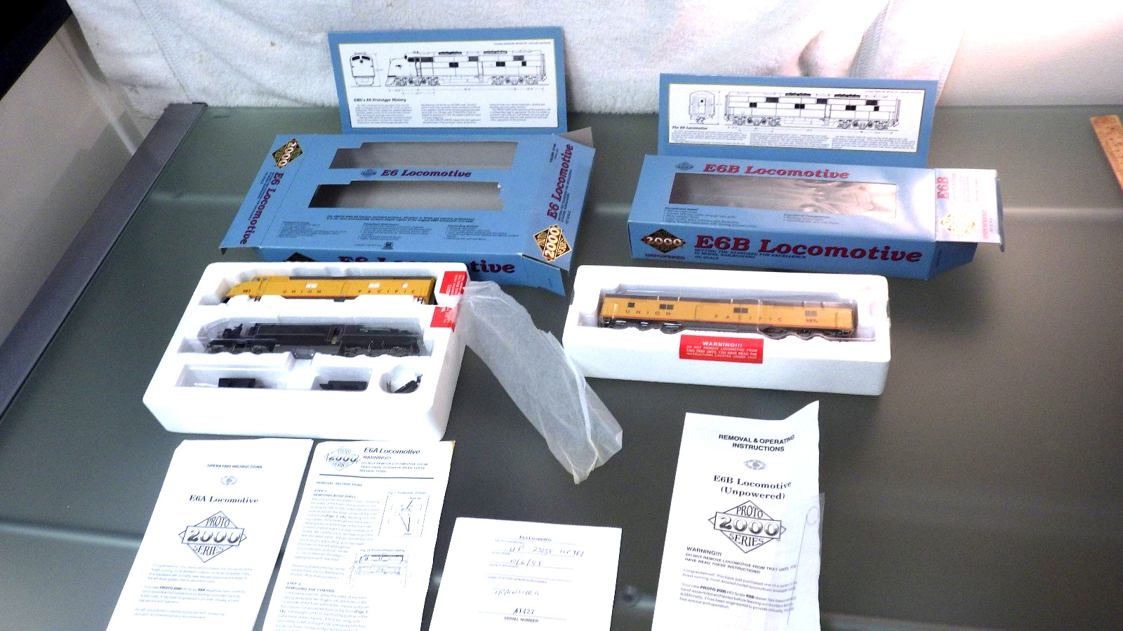 HO-Proto 2000 E6A POWERED Locomotive & Unpowered E6B in Box UP #987 * Runs Slow