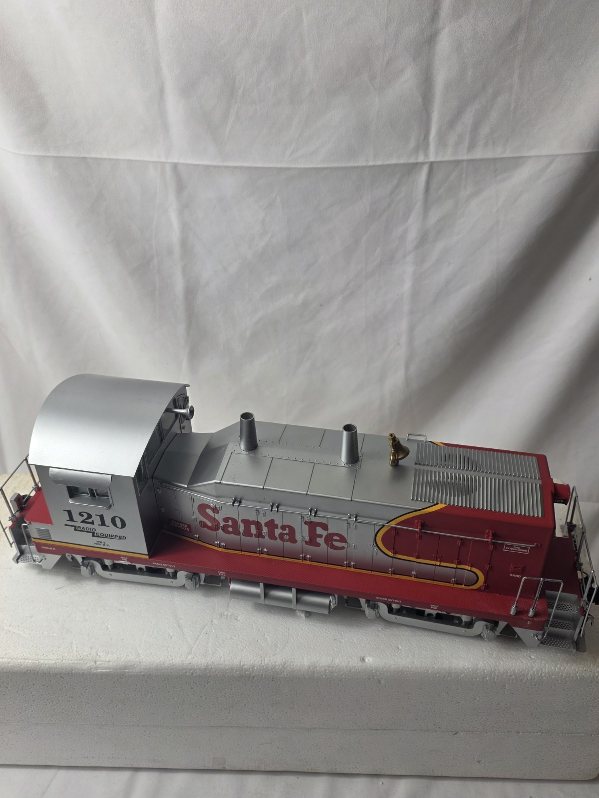 USA Trains R22023 G Scale Santa Fe Warbonnet EMD NW-2 Switcher Diesel Loco #1210