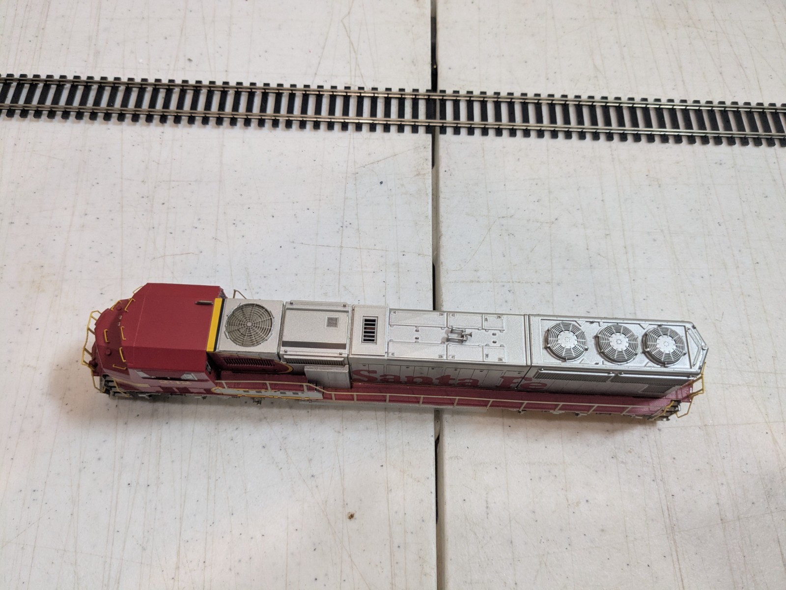 Genesis G62208 – Santa Fe #232 SD75M Diesel Locomotive – DC – HO Scale