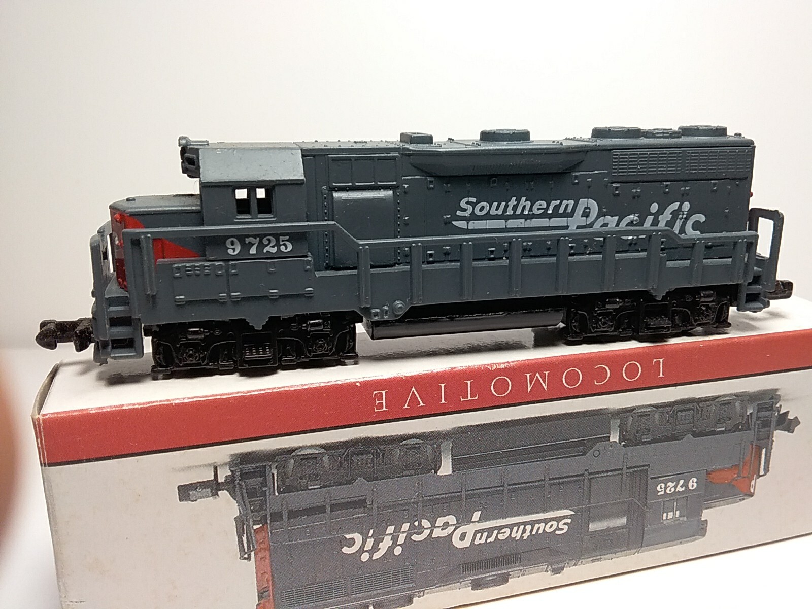 High Speed Metal Products Southern Pacific Diesel Locomotive #9725 Non-powered