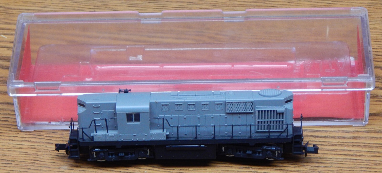 ATLAS 4260 UNDECORATED RS-11 DIESEL LOCOMOTIVE USED VERY LITTLE W/BOX N GAUGE