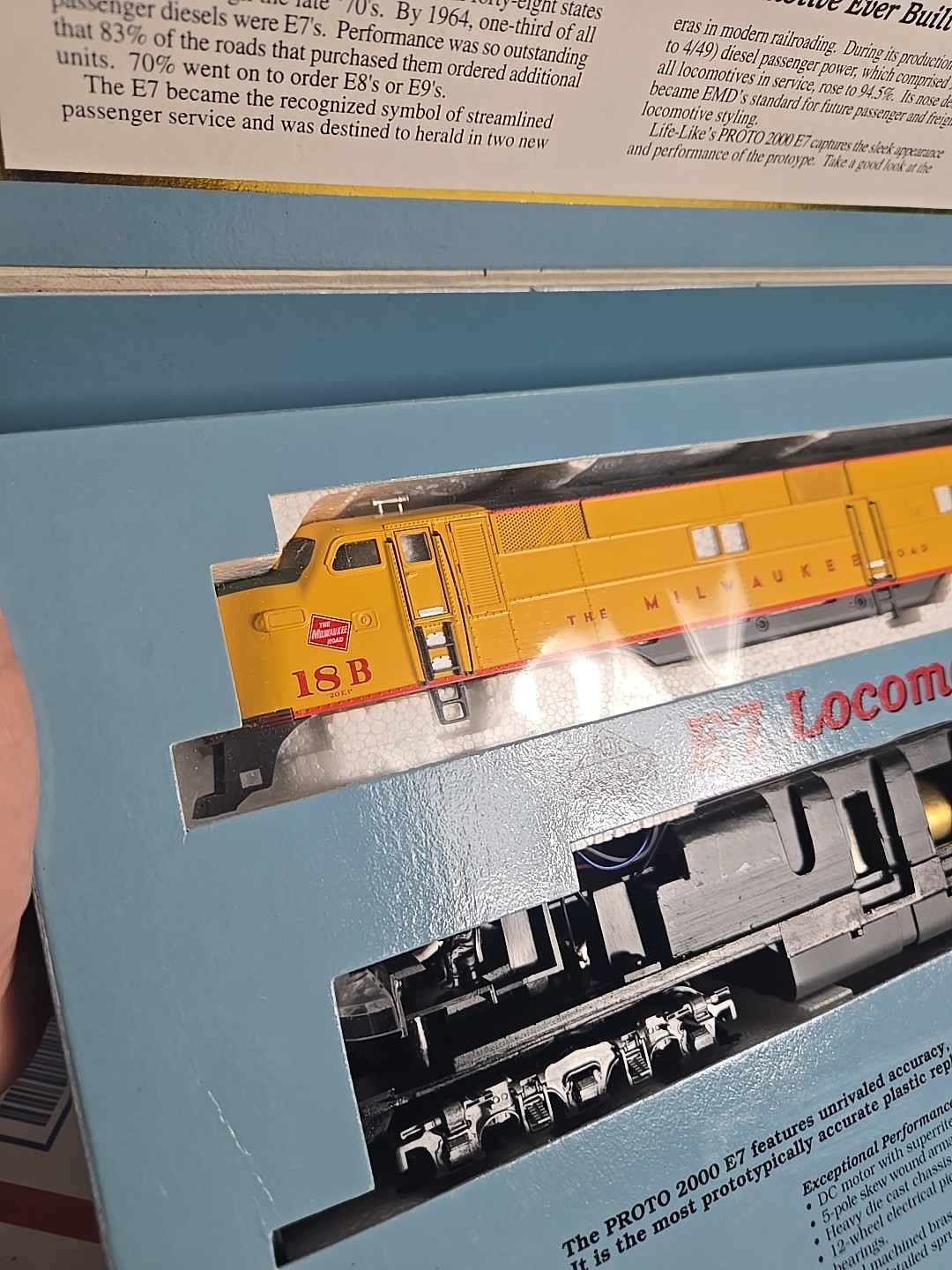 PROTO 2000 HO E7 MILWAUKEE ROAD LOCOMOTIVE #18 A-UNIT w/ Mars Light