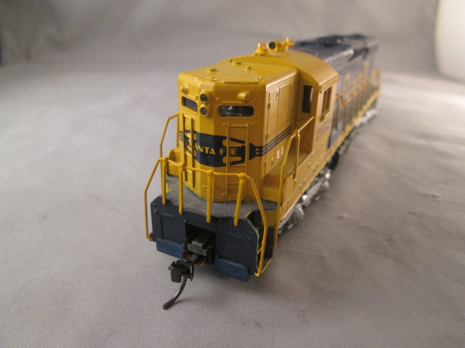 Athearn HO Scale Santa Fe #2952 Diesel Locomotive Powered used good condition