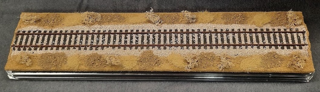 HO SCALE 16″ SINGLE TRACK DISPLAY CASE- “DESERT SCENE”- FOR ANY HO TRAINS