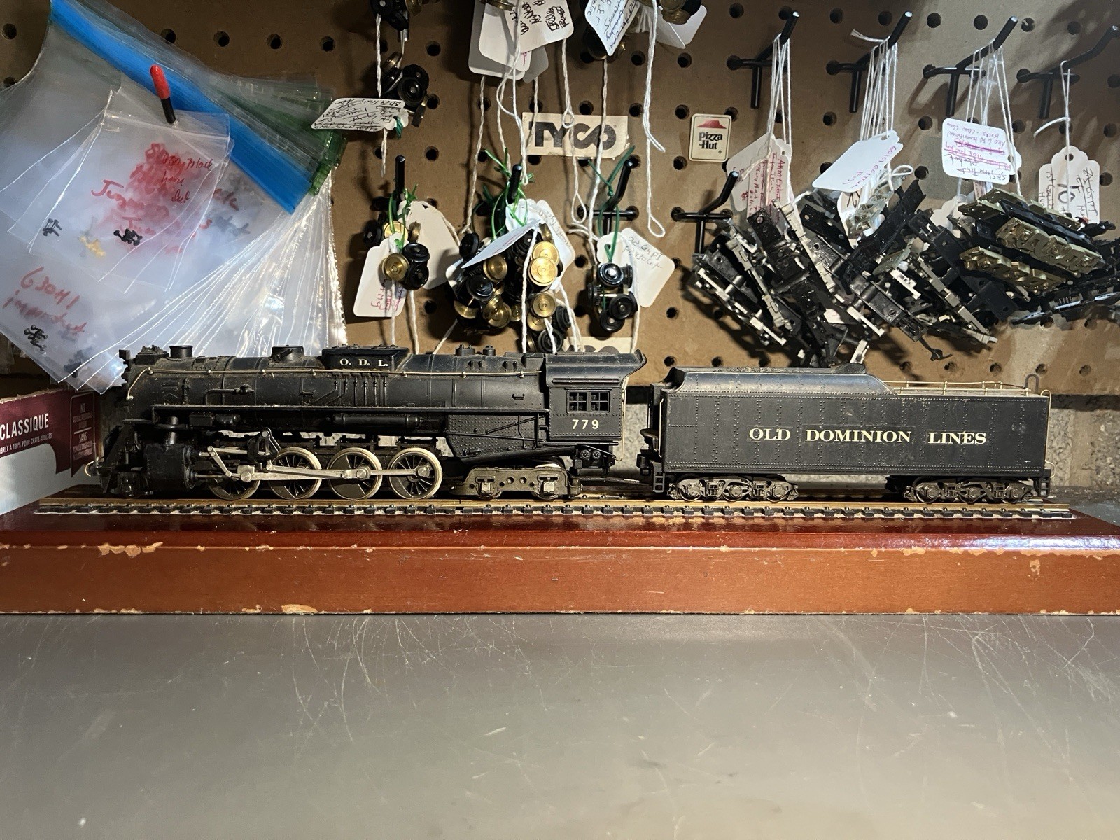 RIVAROSSI HO 2-8-4 Steam Engine And Tender