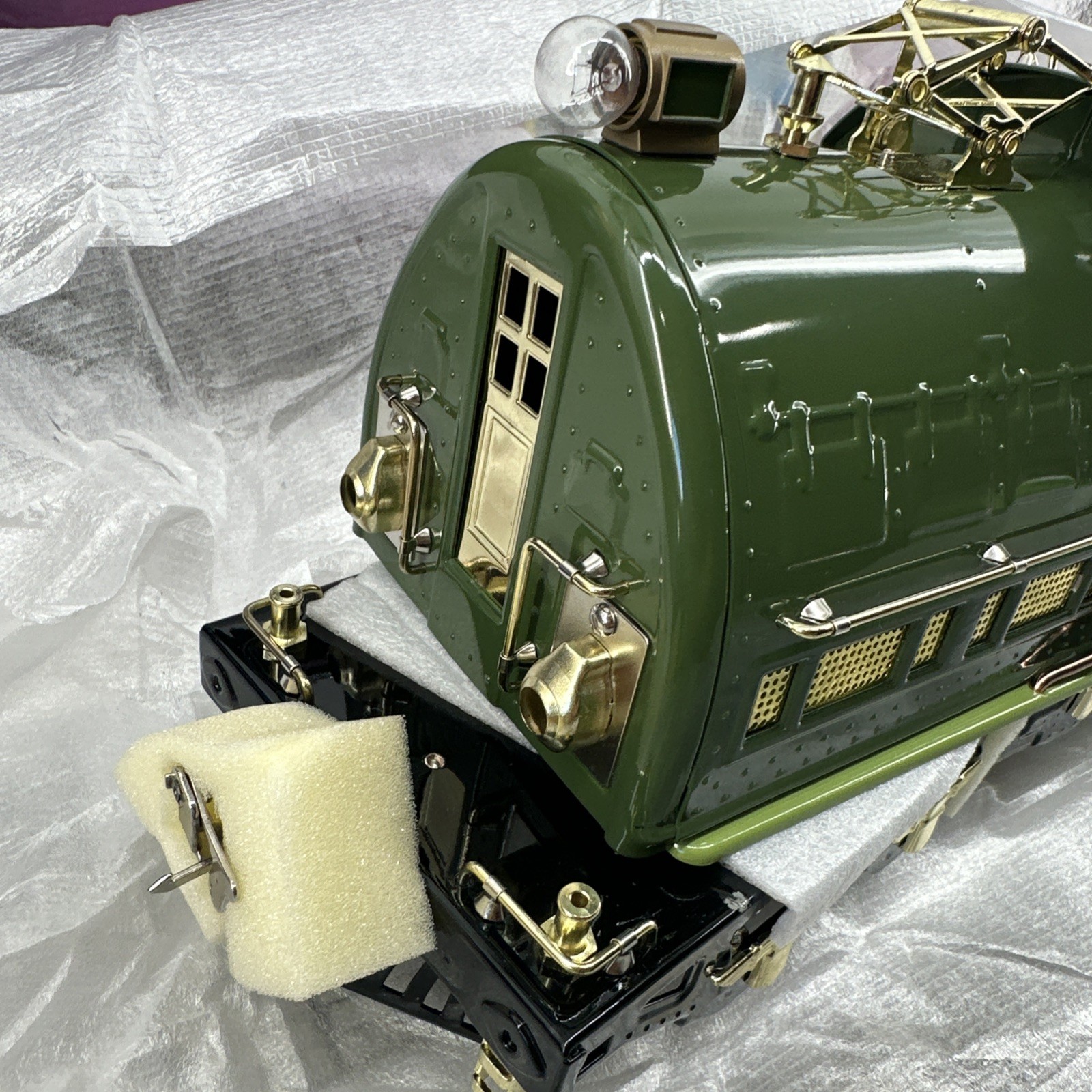 381e standard gauge electric locomotive two-tone green contemporary version item