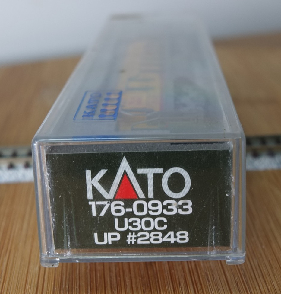 Kato 176-0933 N Gauge GE U30C diesel loco in Union Pacific livery