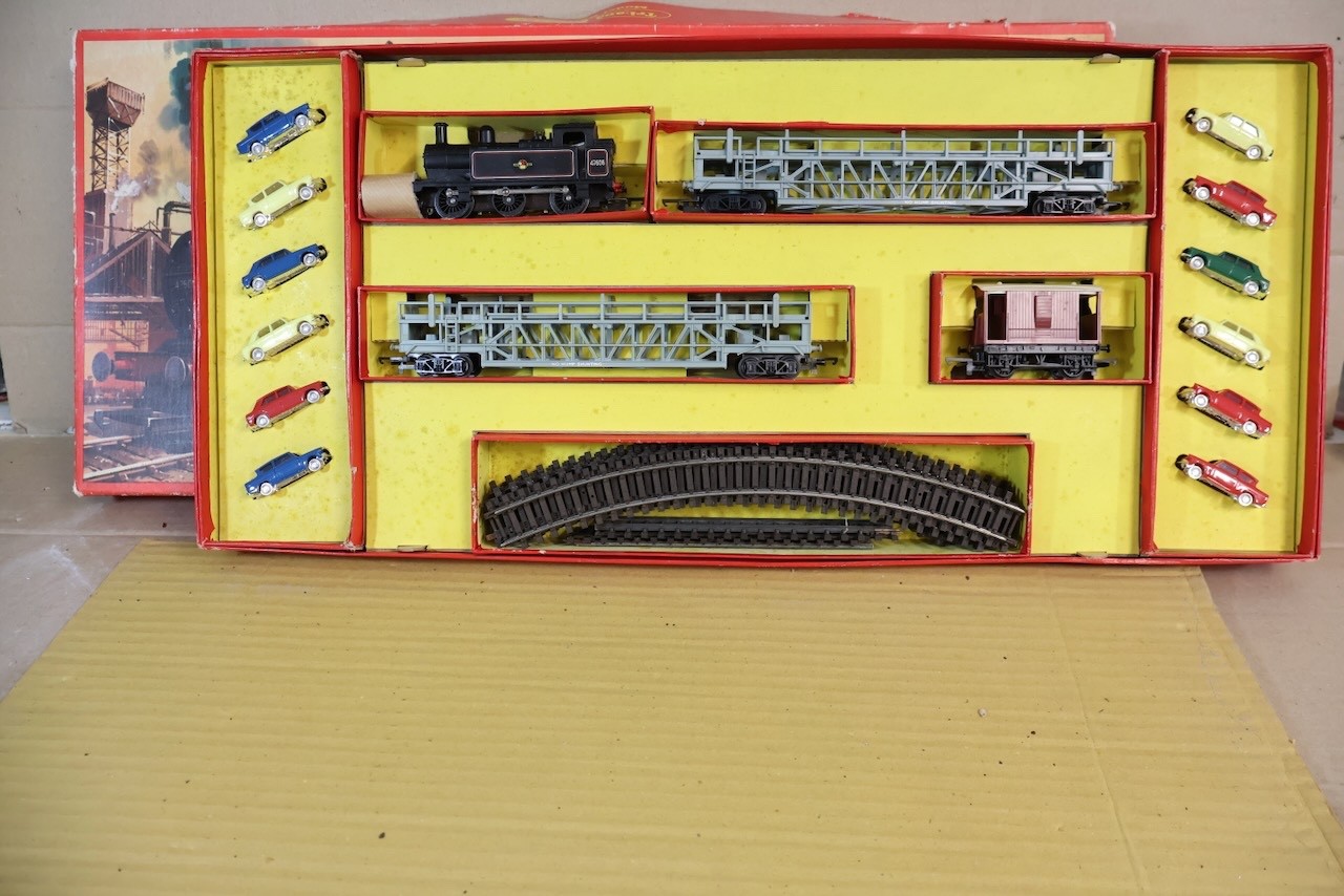 TRIANG HORNBY RS62 CAR-A-BELL SET with BR 0-6-0 CLASS 3F LOCOMOTIVE 47606 2op