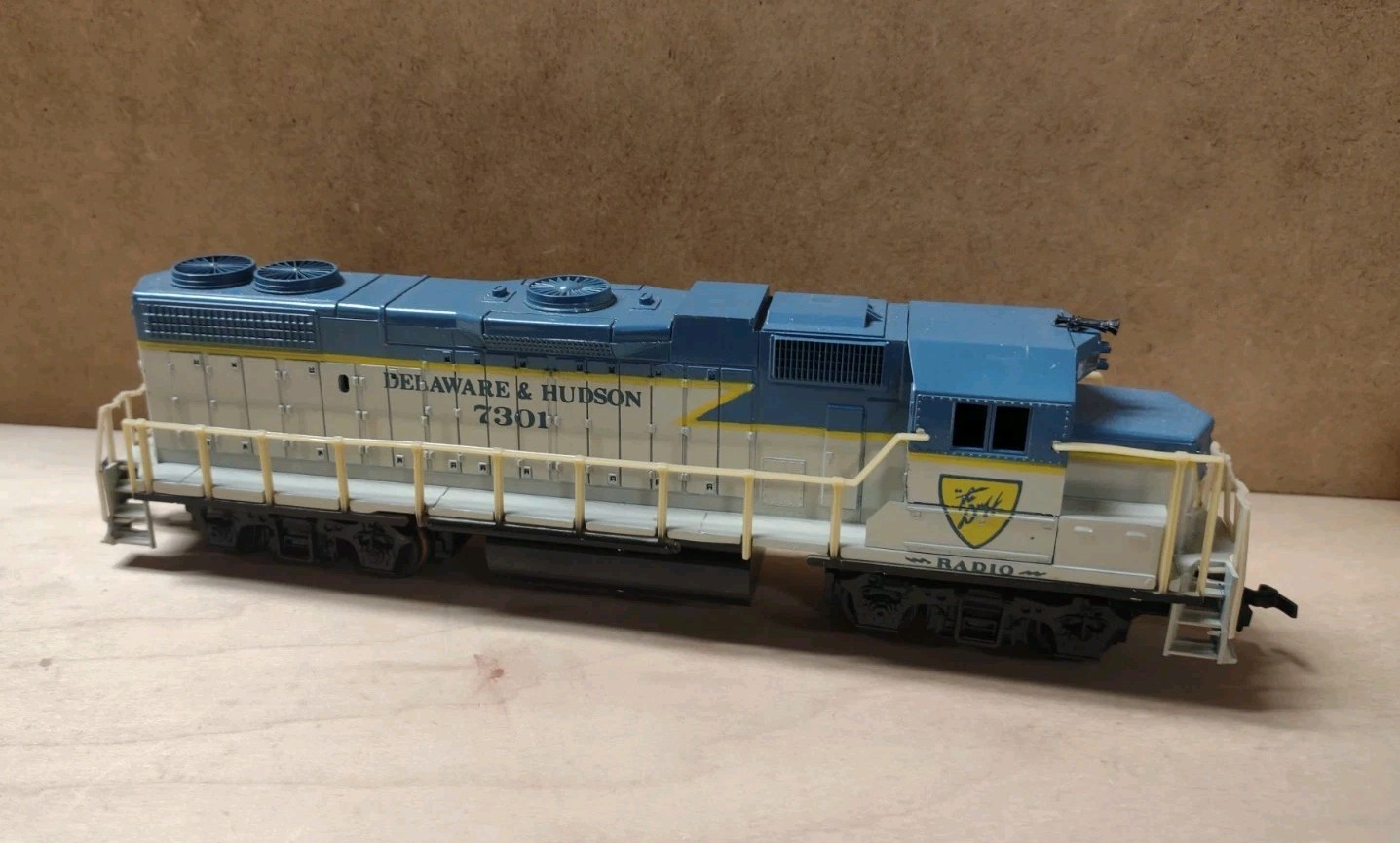 Life-Like HO Delaware & Hudson 7301 Locomotive W/Matching Caboose 47580 Working