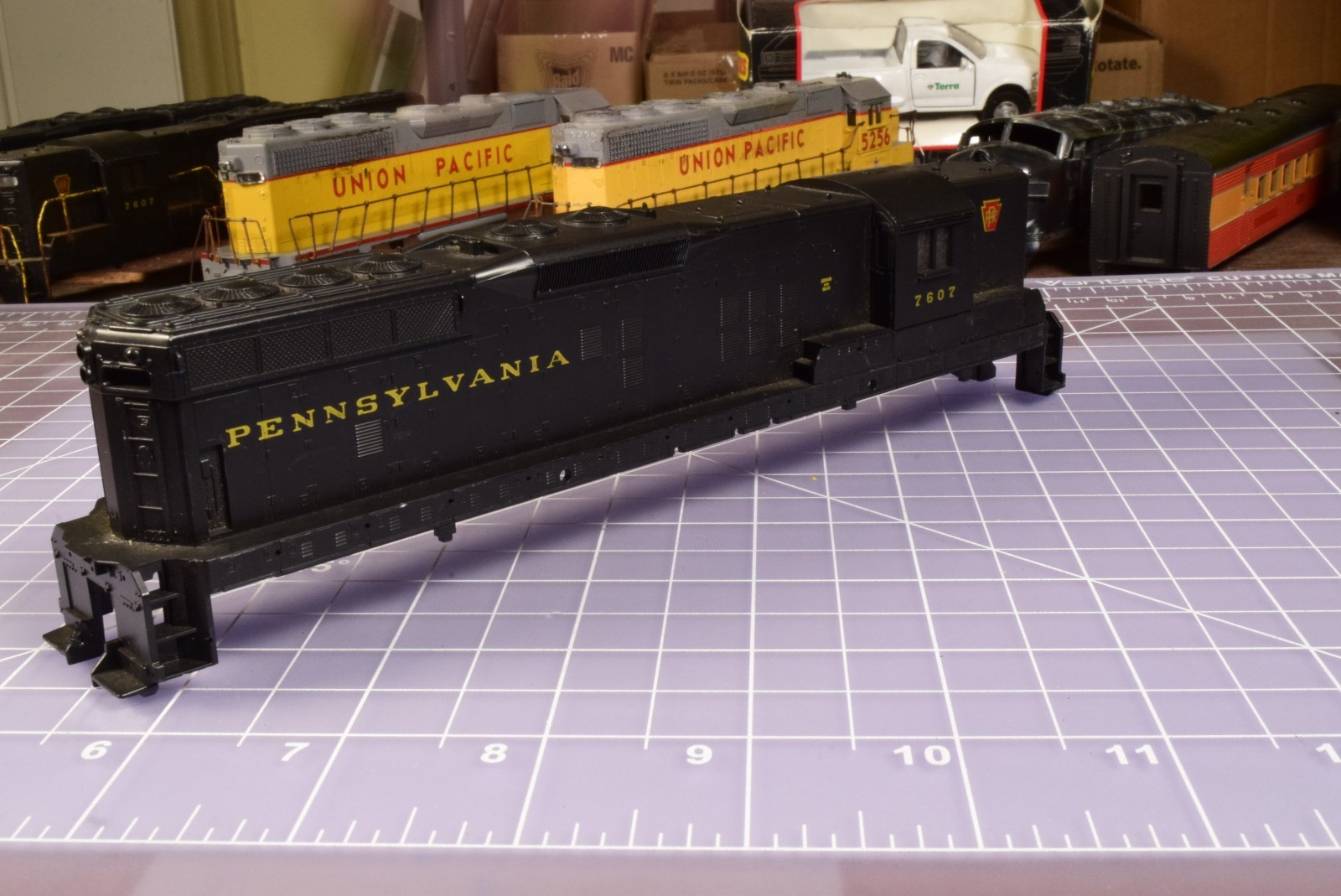 athearn HO SHELL Pennsylvania PRR 7607 SD9 2 Hole Mounts approx 3 in apart TTS