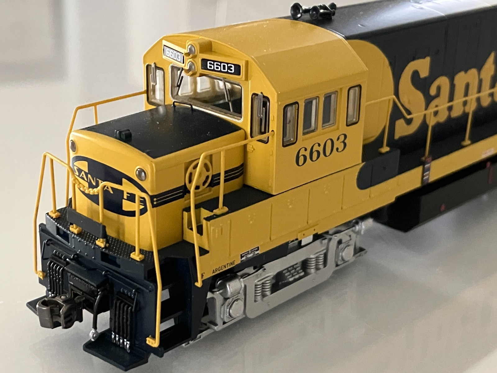 NEW Bowser #25176 Santa Fe U25B #6603 w/DCC and Lok Sound