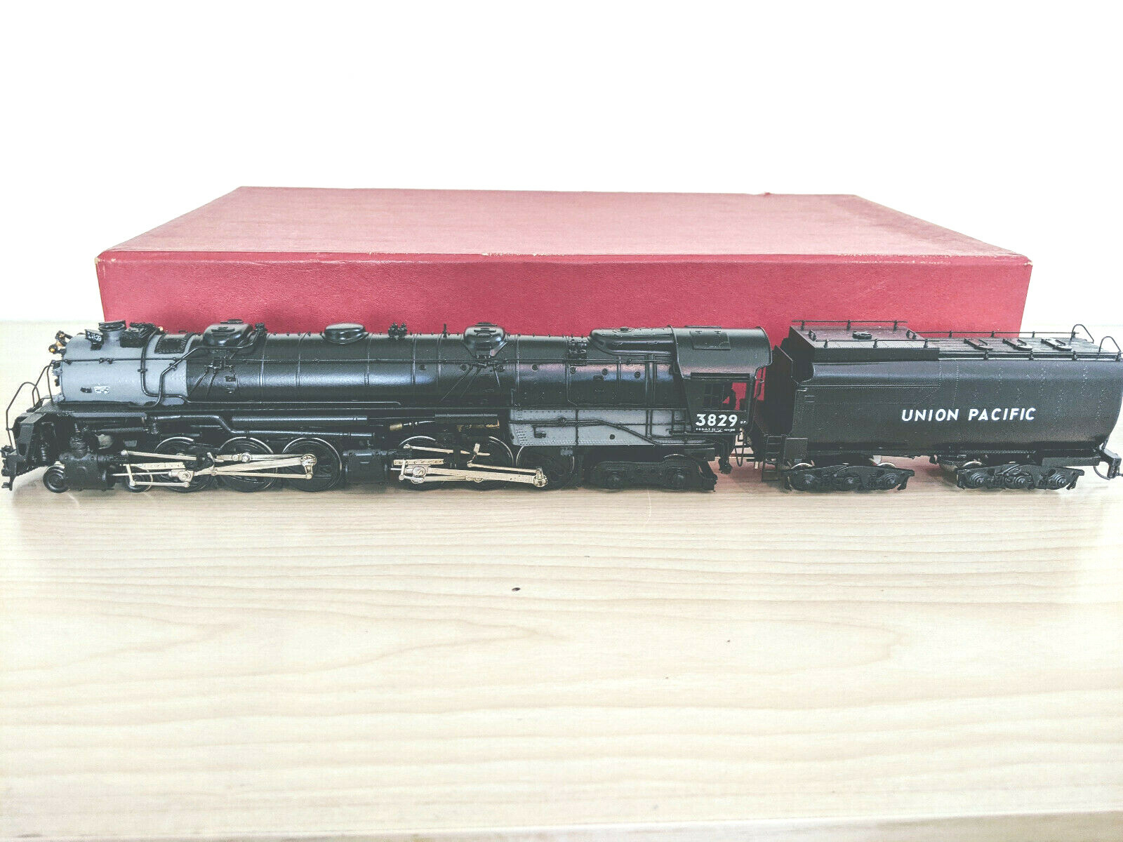 **PRO-PAINTED! KEY BRASS *HEADLIGHT *CAN MOTOR “UP 4-6-6-4 CHALLENGER” HO *L@@K!