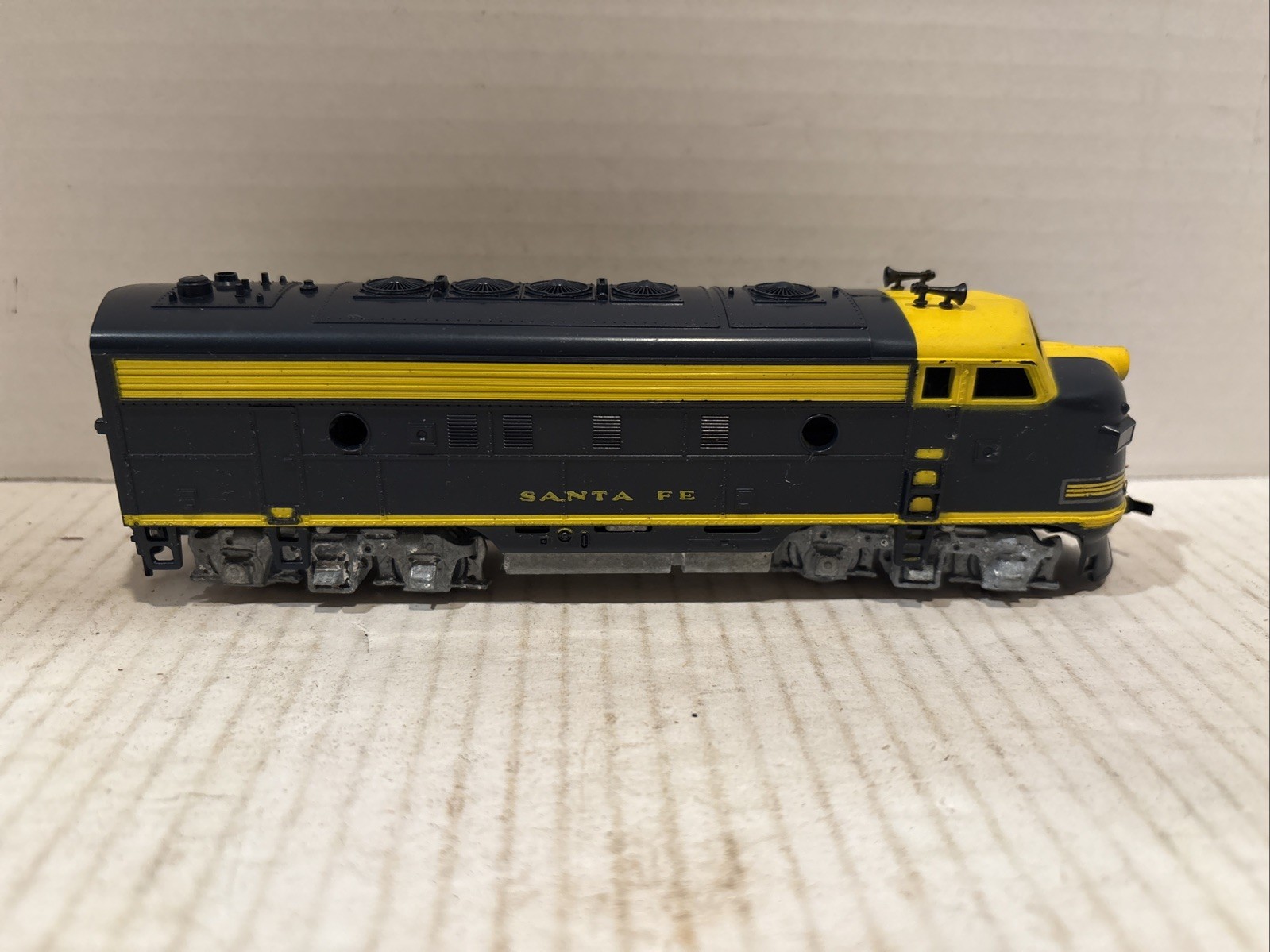 Vintage HO Scale Santa Fe Locomotive Blue Yellow