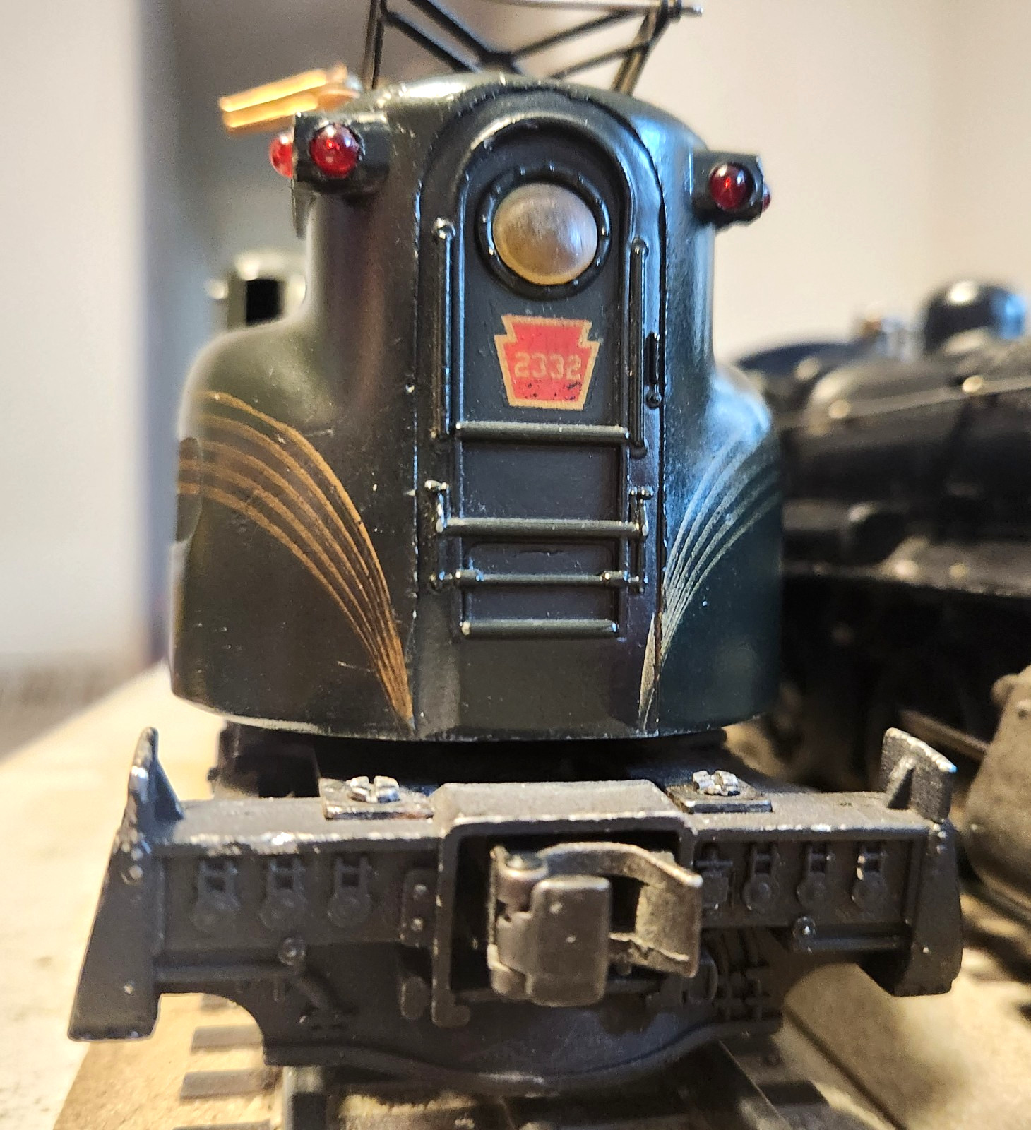 LIONEL POSTWAR 2332 GREEN GG1 IN GOOD CONDITION, CLEAN AND RUNS WELL.
