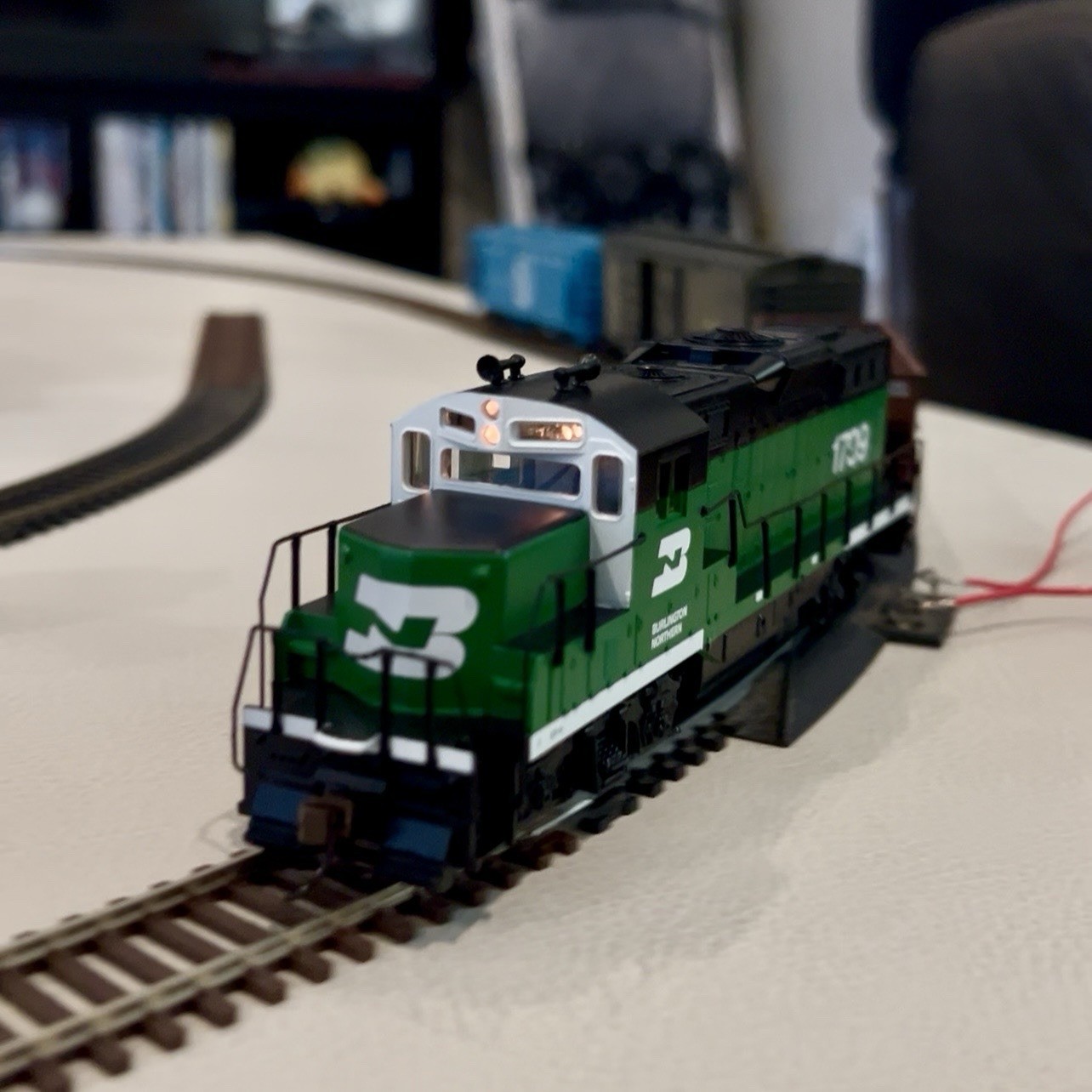 Green Burlington Northern HO/OO Scale Diesel Model Engine Locomotive 1709
