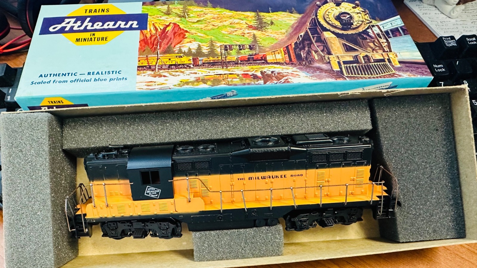 Athearn HO 3059 GP9 DMY Milwaukee appears unused in original box