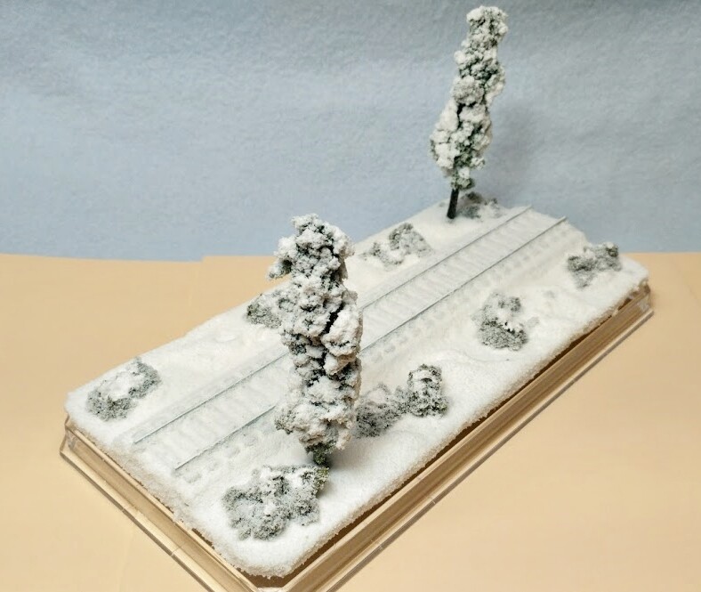 HO SCALE 9″ SINGLE TRACK DISPLAY CASE -WINTER SCENE-FOR ANY HO TRAIN