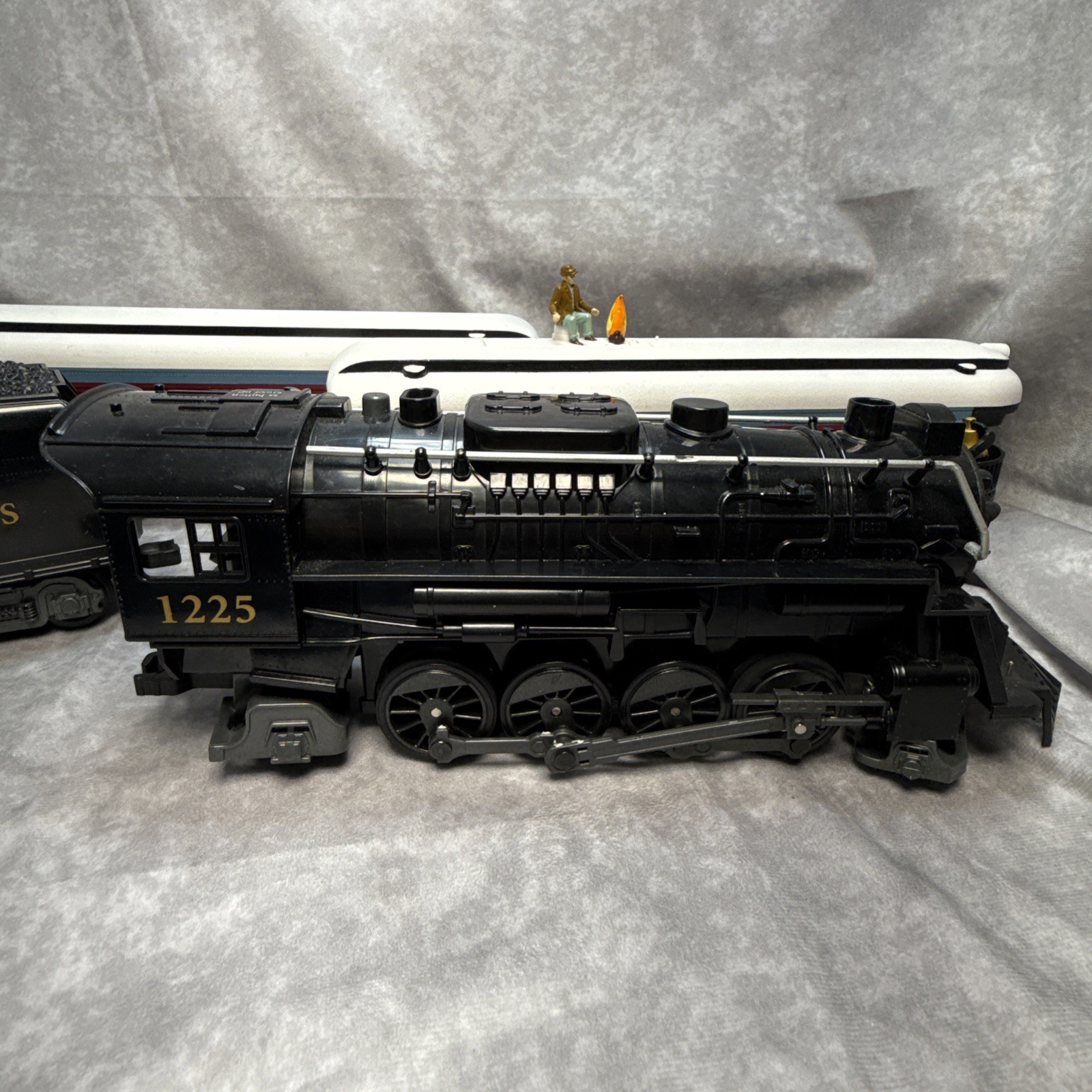 Lionel Polar Express Train Engine 1225 Tender Passenger Car & Caboose 4 Pc Set