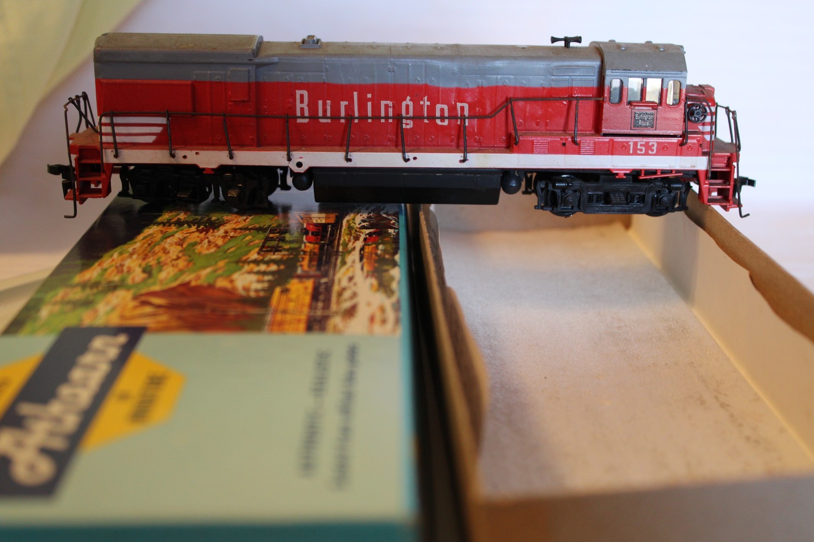 HO Scale Athearn U-30B Diesel Locomotive Burlington #153 Red DUMMY Loco