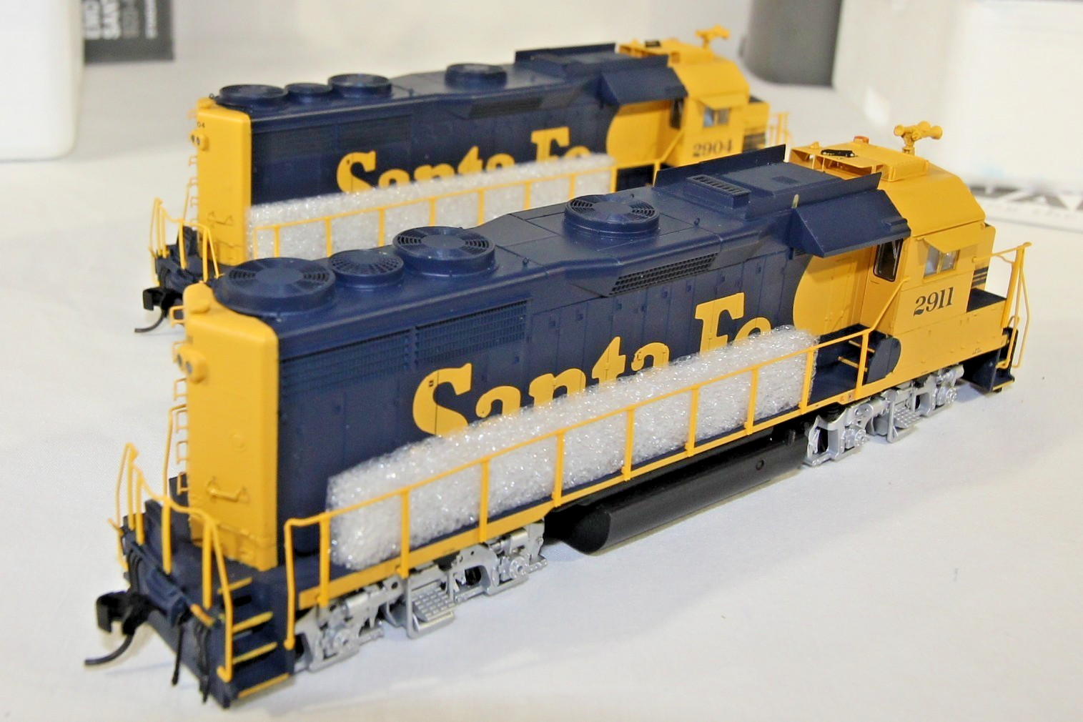 HO Walthers Proto GP35 Phase II Santa Fe ATSF #2904 & #2911 Matching Pair NIB DC