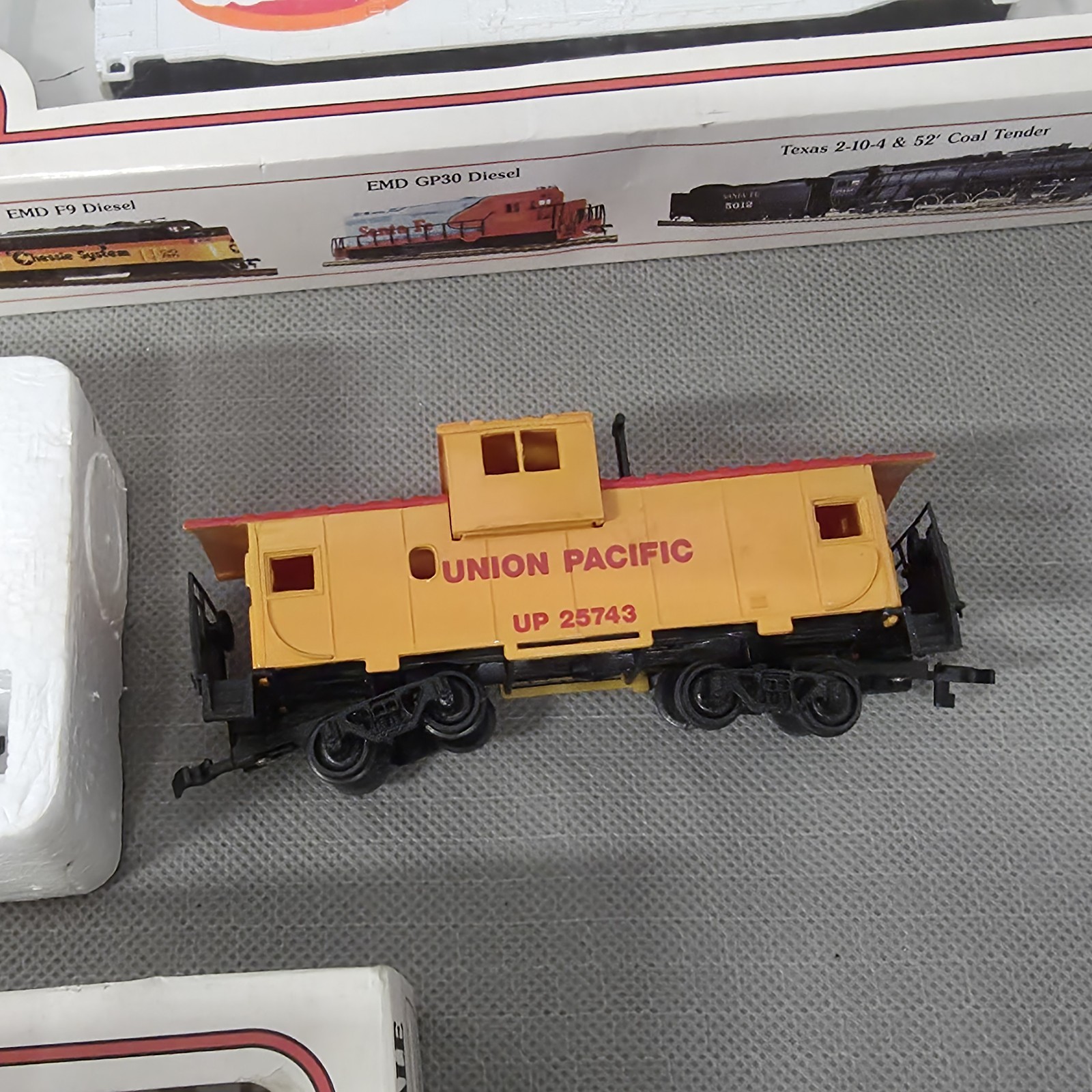 Lot of Bachman Union Pacific Diesel Locomotive 866 HO + Caboose More Cars Train