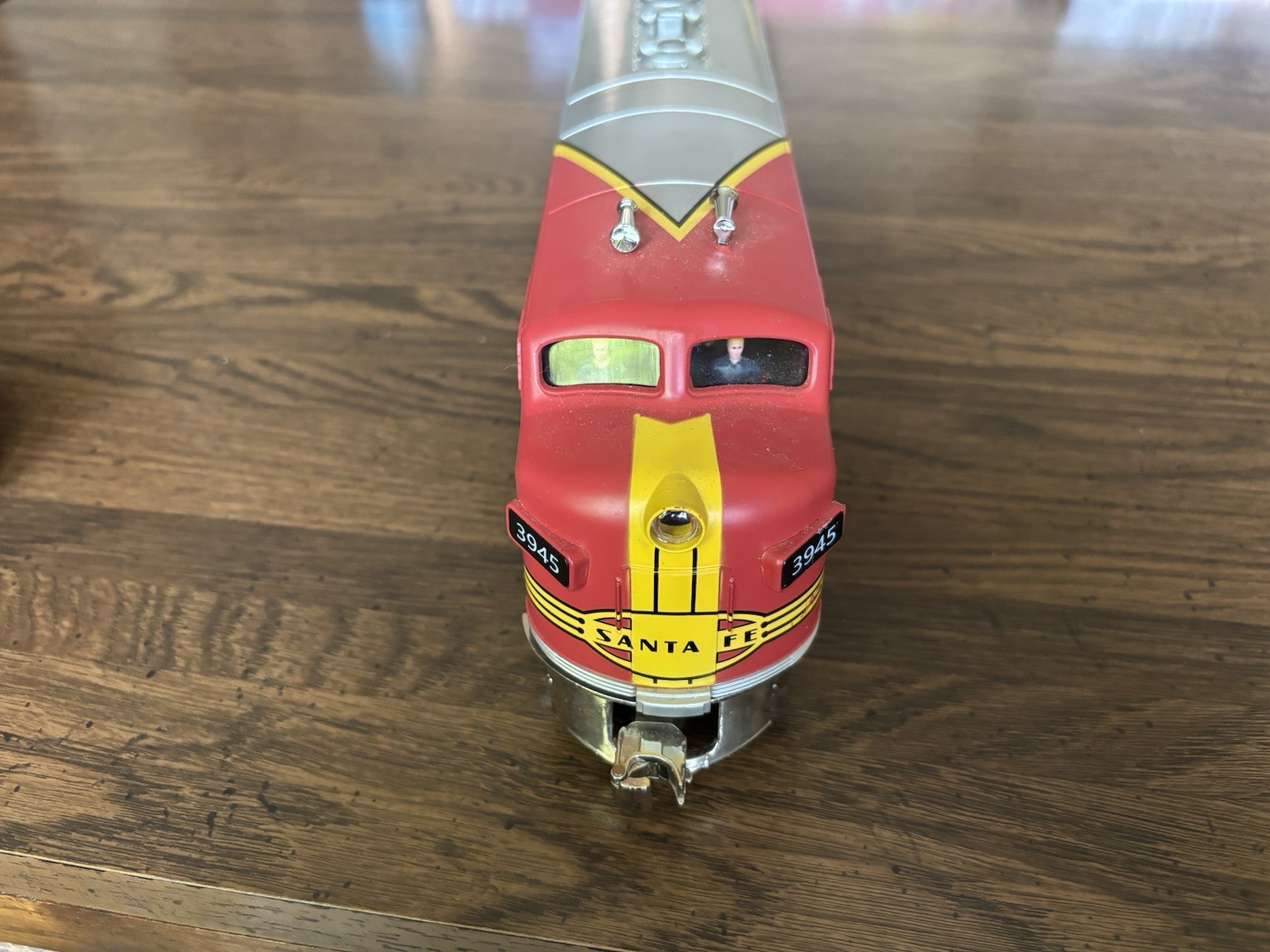 Menards F-3 Santa Fe War Bonnet #3945, Caboose & Beta 4.5 Remote – Dual Motor
