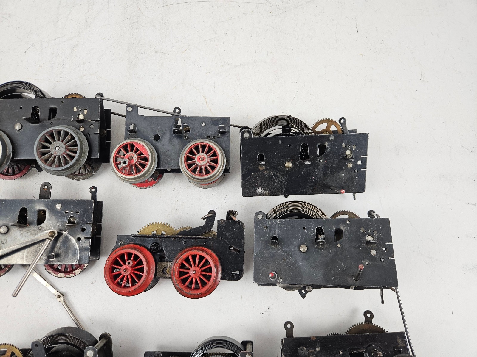 Märklin etc. Large collection of clockwork mechanisms for locomotives in…