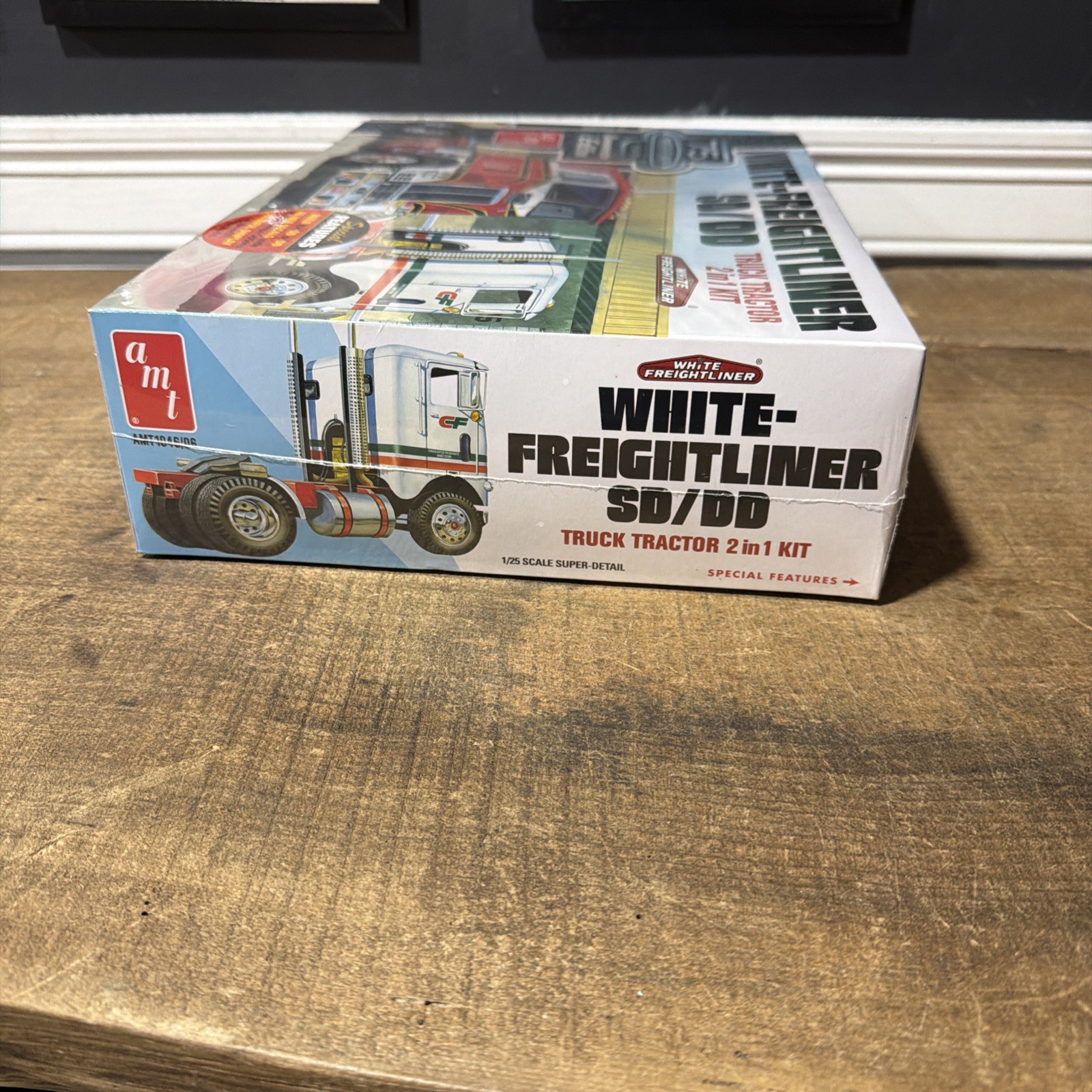 AMT 1/25 Freightliner 2-in-1 Single/Dual Tractor Wh AMT1046 Plastics Car/Truck