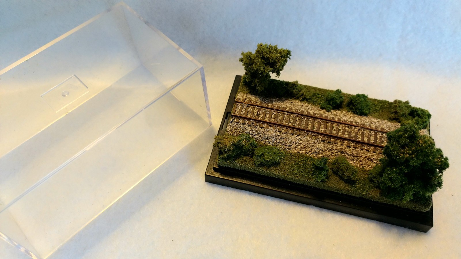 Z SCALE MINI DISPLAY CASE – GREAT FOR ANY Z SCALE LOCO OR CAR