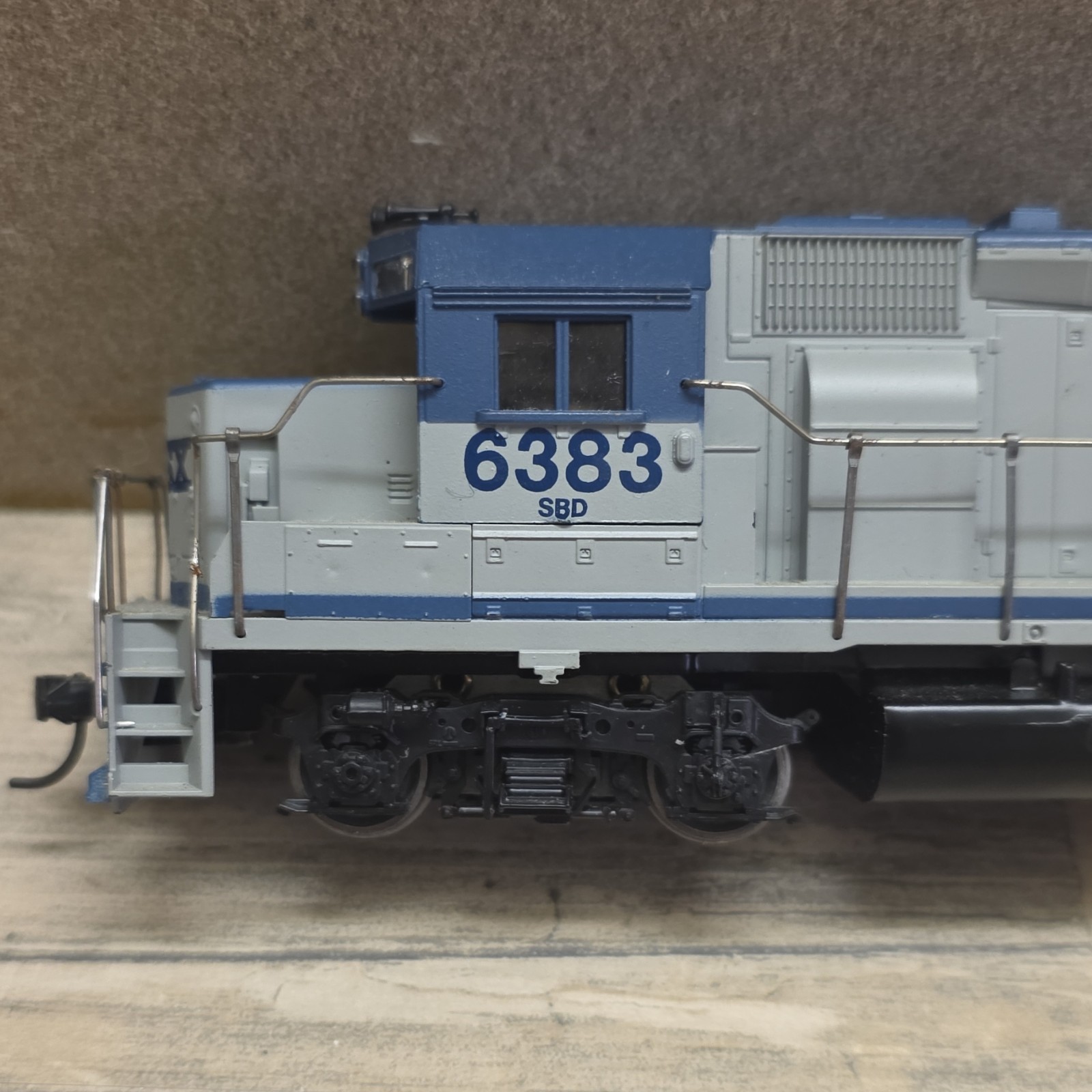 CSX Transportation 6383 HO Scale Diesel Locomotive C-C Gray Blue Painted Model