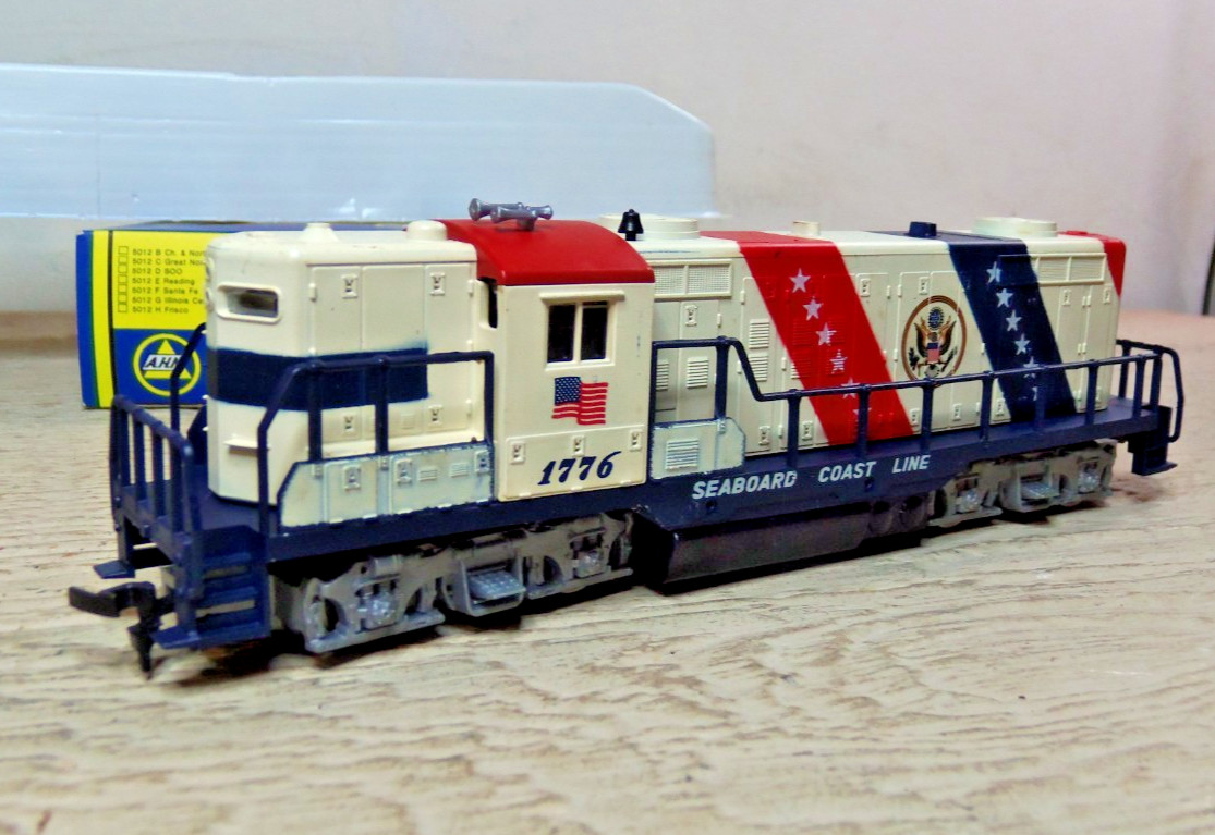 AHM 5012N GP 18 Diesel Spirit of 1776 Seaboard Locomotive, Dummy’s, Caboose