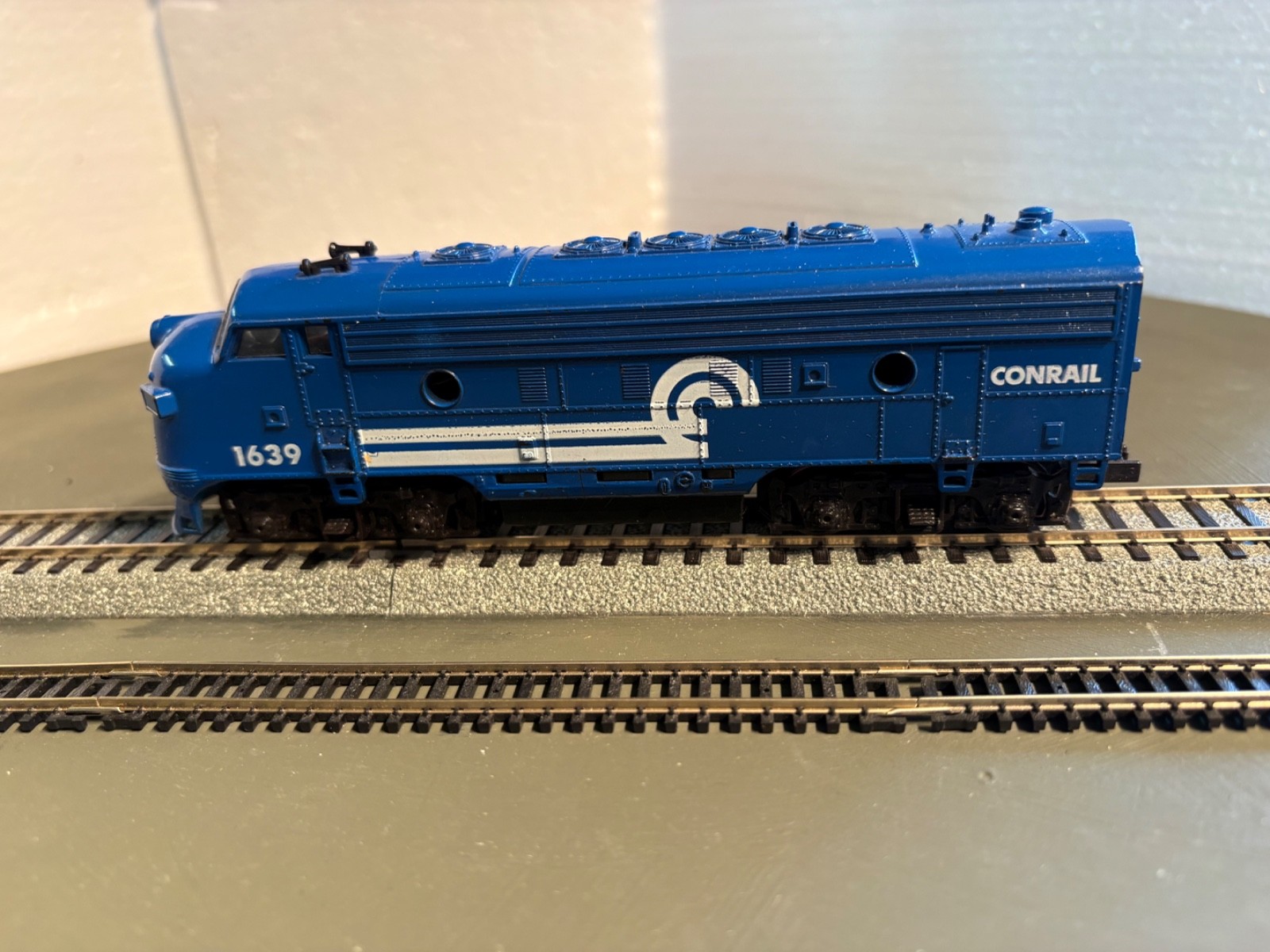Tested: HO Life-Like Conrail F7A Locomotive # 1639 & Caboose (26-718)