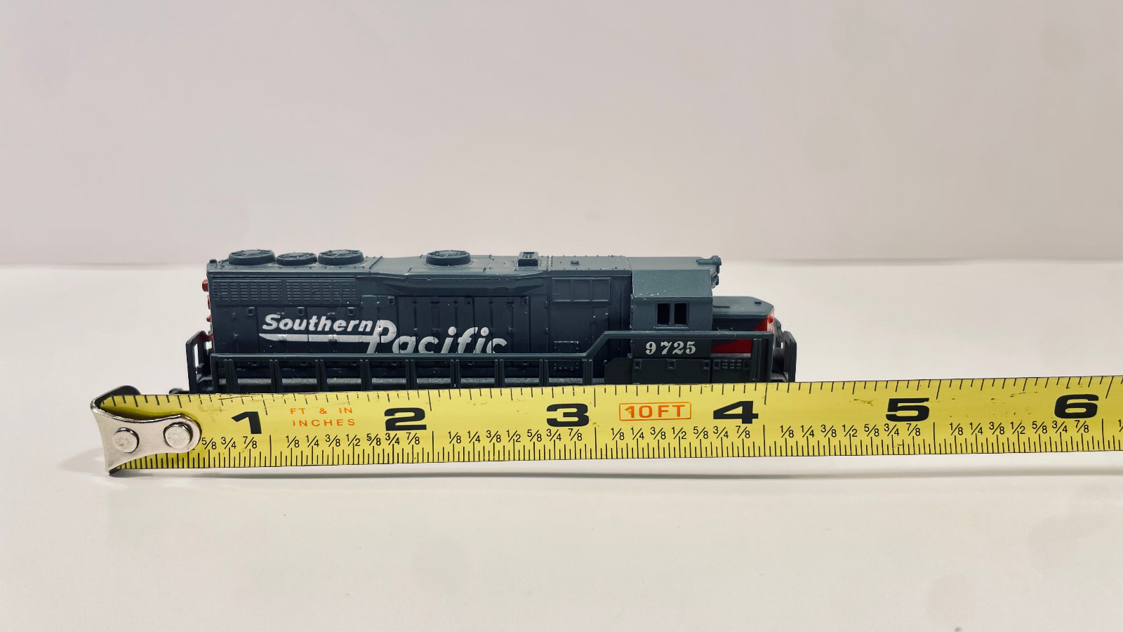 Southern Pacific Locomotive #9725 Model Train High Speed In Box