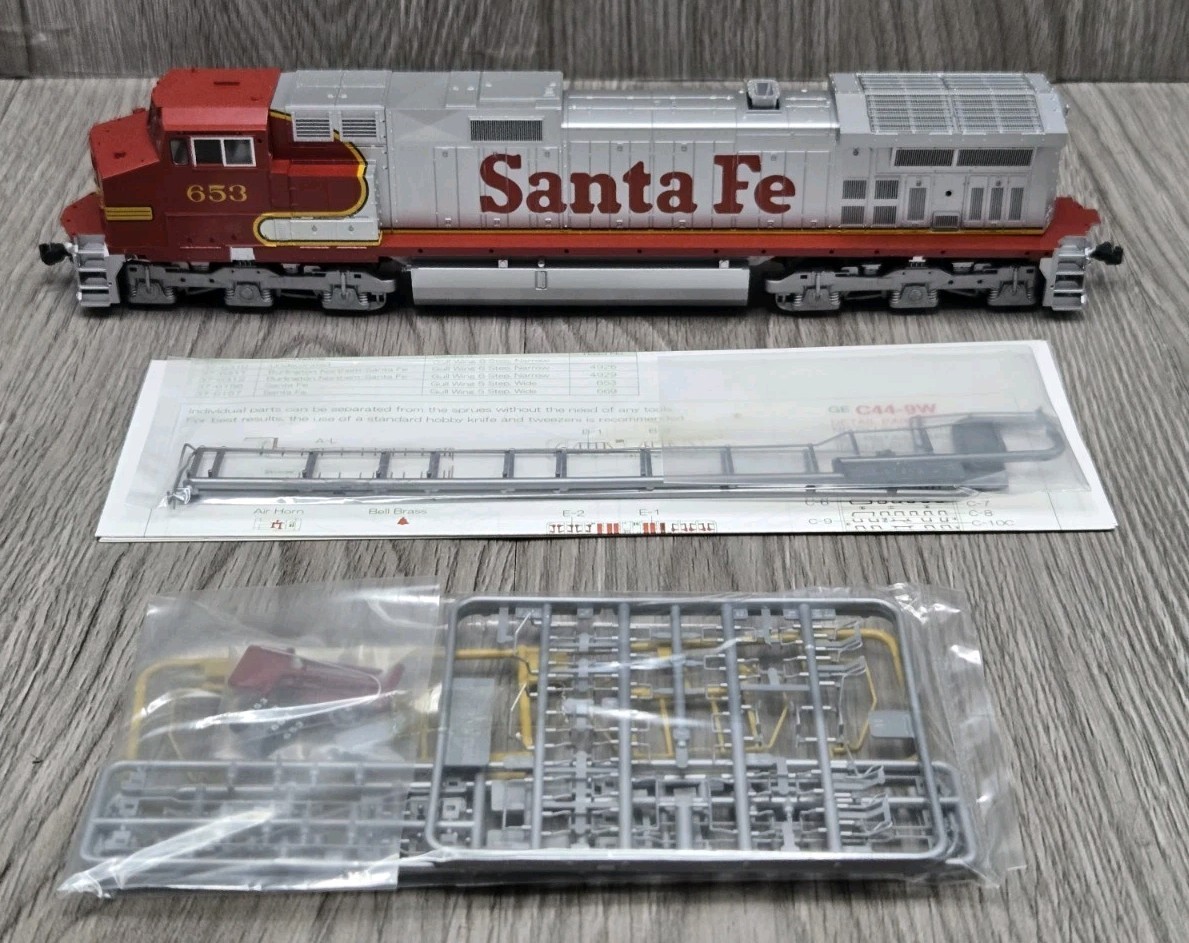 KATO SANTA FE #653 GE C44-9W “DASH 9” DIESEL LOCOMOTIVE