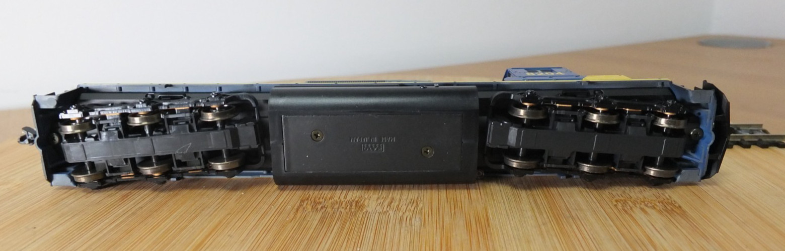 Kato 37-2706 HO gauge EMD SD40-2 CSX yellow grey and blue livery – no.8204