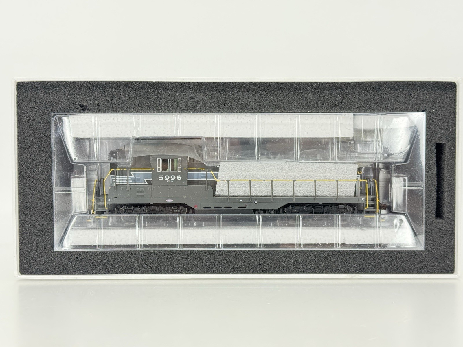 HO Athearn Genesis G62428 New York Central GP9 Diesel Locomotive NYC #5996